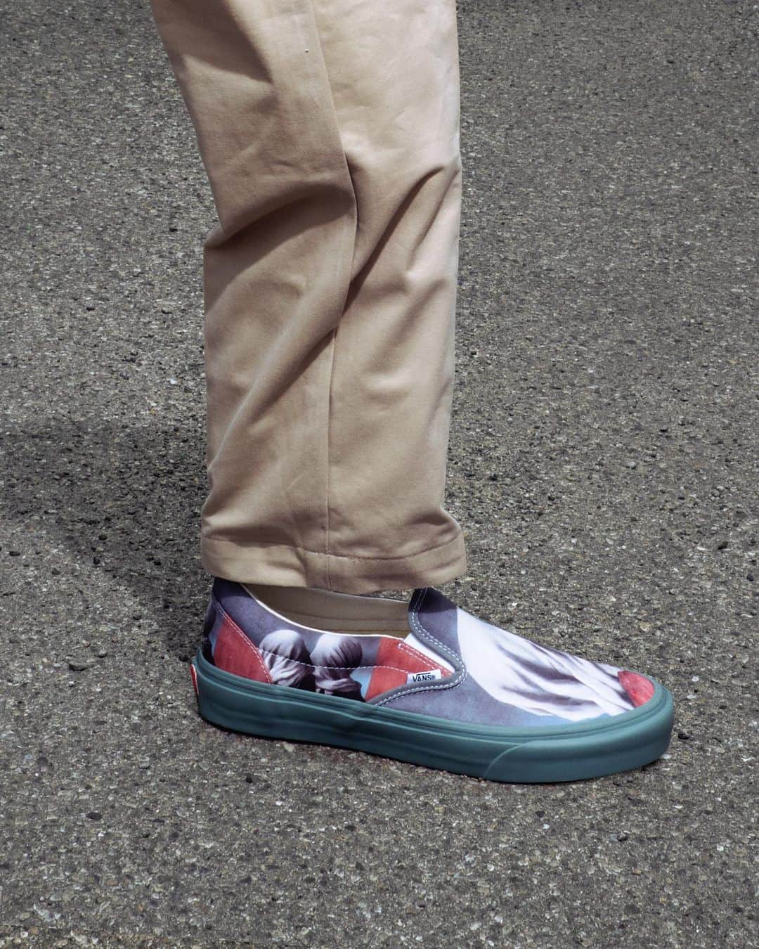 オープニングセレモニーのインスタグラム：「The iconic artwork The Lovers, by the Belgian Surrealist René Magritte, printed on @Vans Classic Slip-on as part of our latest collab with the brand.   Shop online on openingceremony.com⁠⠀ ⁠⠀ Work of Art by René Magritte © 2020 C. Herscovici, London / Artists Rights Society (ARS), New York⁠⠀ ⁠⠀  📸 by @jimnedd」