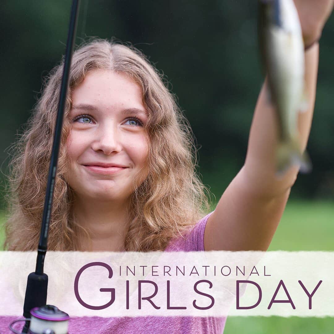 のインスタグラム：「Happy #InternationalGirlsDay to all the girls out there doing the work to be the best. We see your hard work. We see your determination. And we can’t wait to see you on the water. #FishLikeAGirl #Fish2Win」