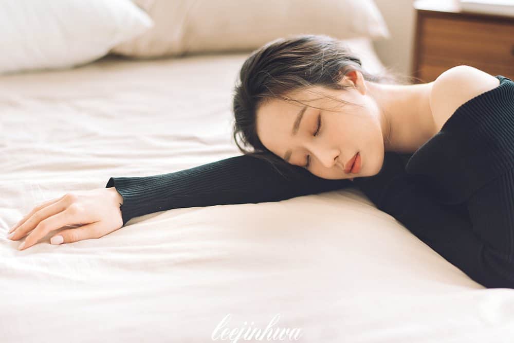 ムン・イェウォンのインスタグラム：「Good morning 🌞 날씨가 좋은 한 주가 되길 🙏  📸 @_jinhwa @leejinhwa_snap 💄 @mua_eji  🏡 @amelistudio.kr」