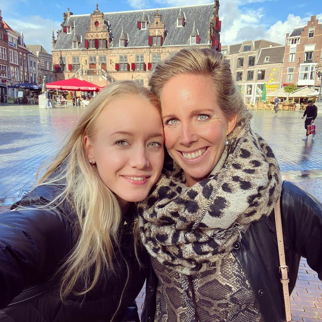 リーケ・ウェイファースのインスタグラム：「f a m i l y q u a l i t y t i m e 🤍❤️ loveyou @marloesbrandwagt」