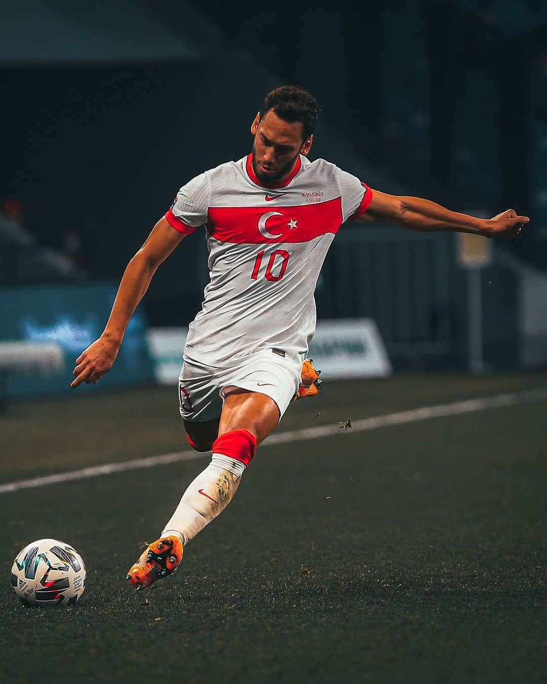 ハカン・チャルハノールのインスタグラム：「İkinci yarıya gerçekten yazık oldu. Çalışmaya devam 🇹🇷💪⁣ ⁣ What a second half from the team. It’s sad that we couldn’t win the game. We move on 🇹🇷💪」