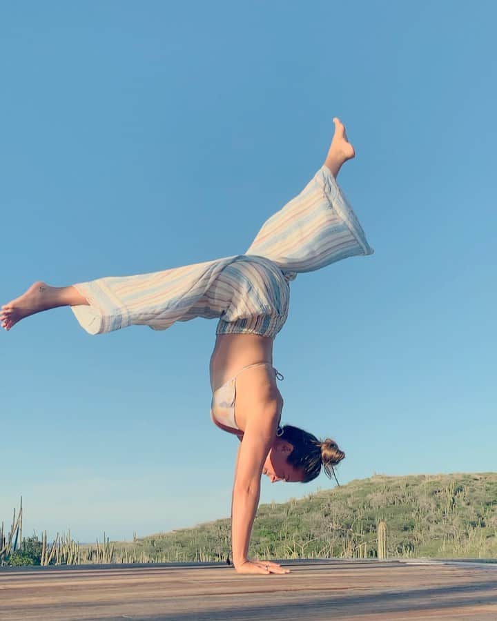 のインスタグラム：「mama still got it☀️🤸‍♀️ #yogaeverydamnday」