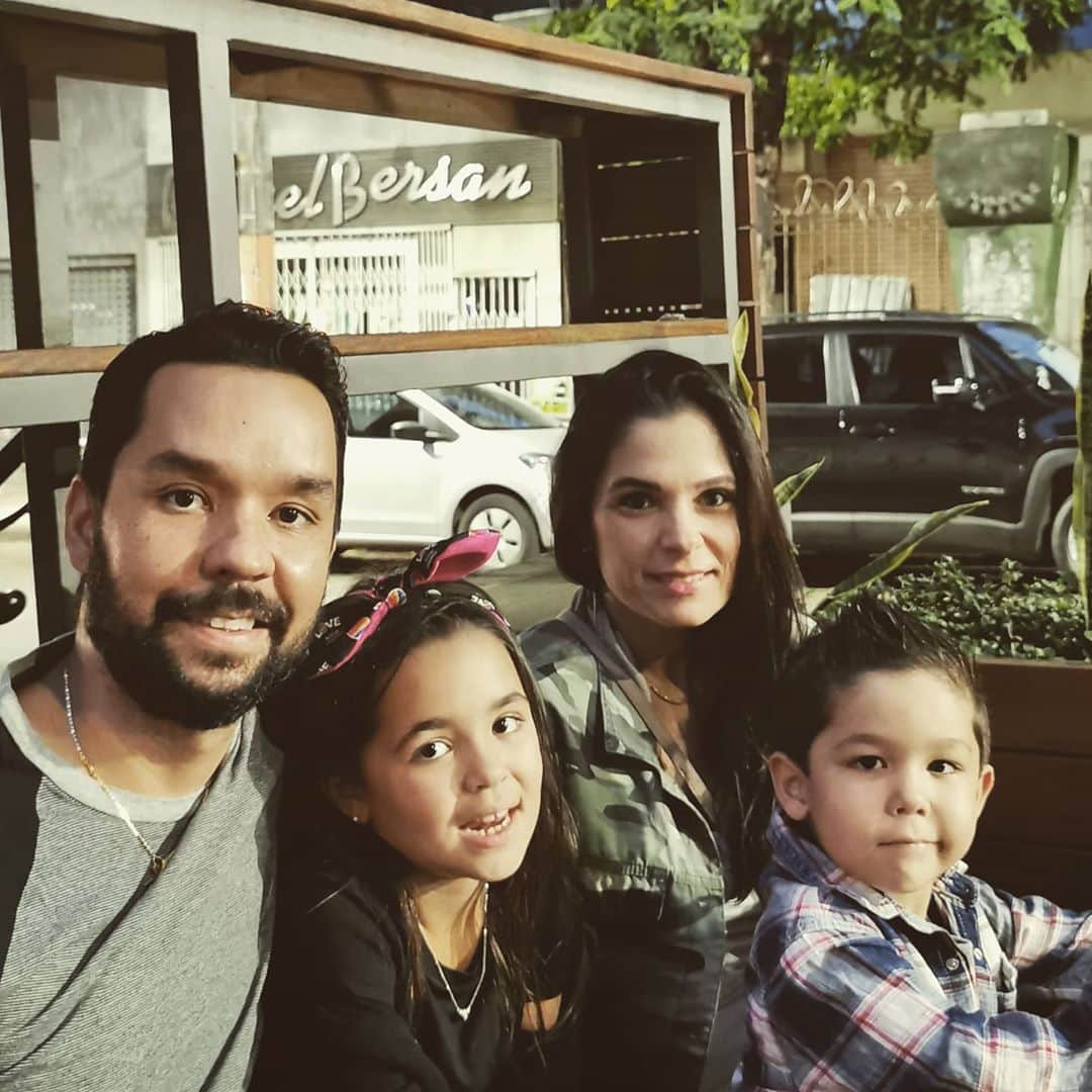 ウィリアム・アルジョナのインスタグラム：「Dia de escutar uma jazz com a família!! Prestigiando nosso mestre do contrabaixo @yanlatinoff」