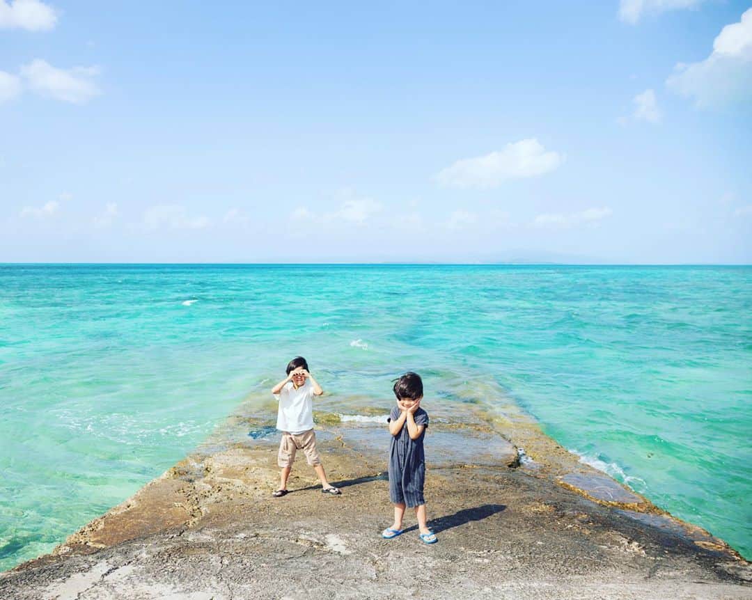セソコマサユキのインスタグラム：「やっぱり離島の旅は楽しいな。後日、記事にしようと思います。 ・ （写真１枚目から）竹富島の西桟橋にて。星のや竹富島の風景。竹富島の集落、交差点の真ん中で砂遊び、、西表島でハロウィンのお面作り。米と粟とサンゴでお守り作り。小浜島でもスパイダーマン。クーラの滝へトレッキング。フェリーから見える海が輝いてる。浦内川でカヤック。小浜島のビーチから眺めた月がきれいだった。  #沖縄 #沖縄旅行 #親子旅 #子連れ旅 #八重山諸島 #島旅 #小浜島 #リゾナーレ小浜島 #西表島 #西表島ホテル #竹富島 #星のや竹富島」
