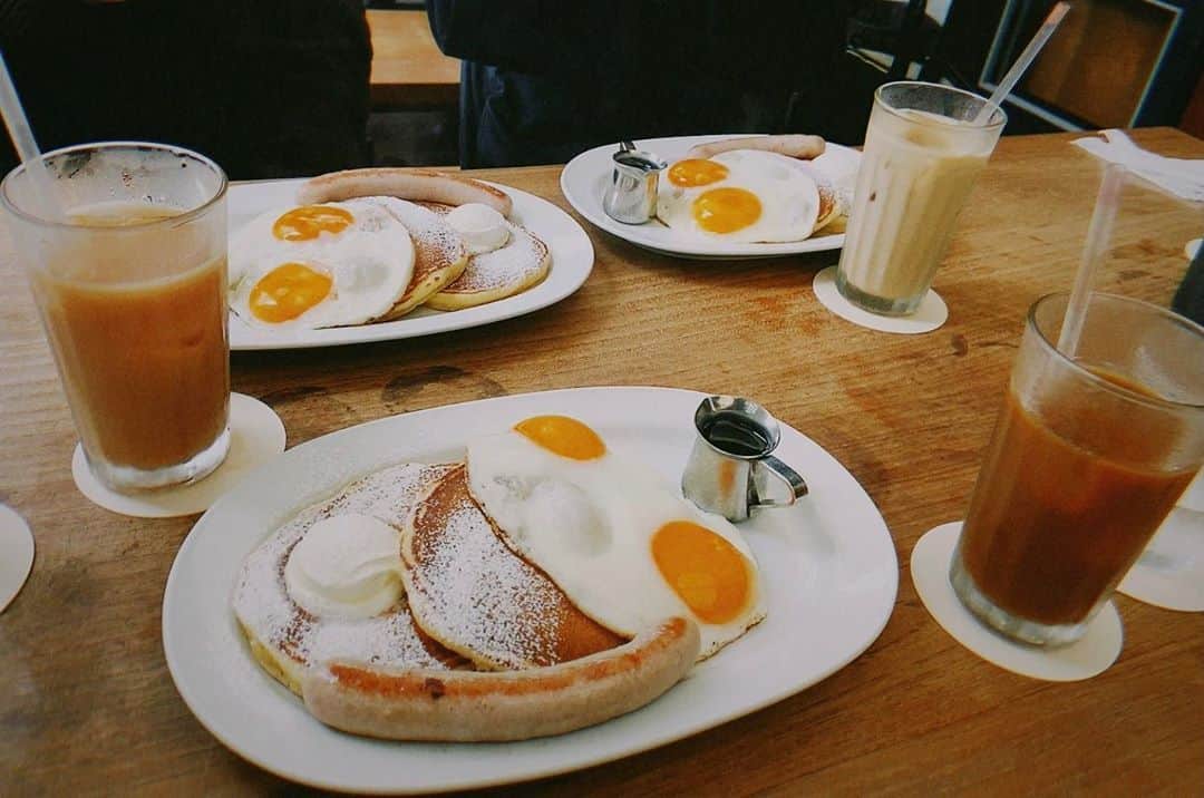西山なずなのインスタグラム：「. 安定のcrisscrossで朝食。🍳 お店すぐ入れてハッピー😆 安定のおいしさでした❤︎"」