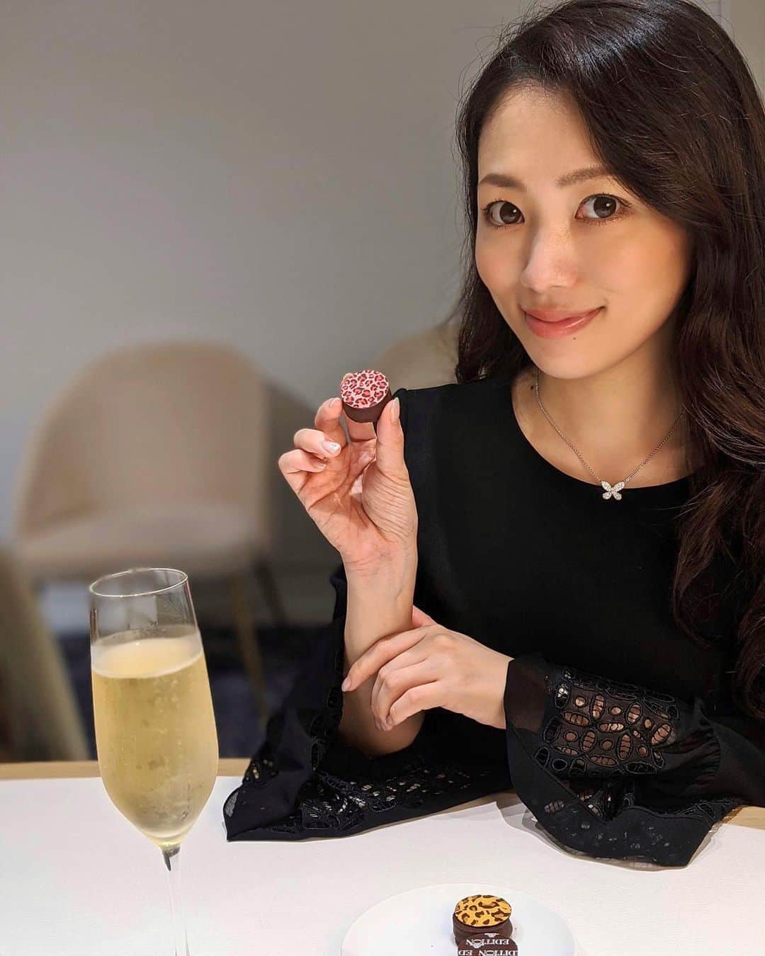 のインスタグラム：「. @cartier jewelry & watch correction💎 @toranomonedition  オープン前の東京エディション虎ノ門にカルティエの魅力が詰まったサロンが。 普段店舗ではお目にかかれないジュエリーや時計の数々…メゾンの歴史やストーリーには日々感銘を受けます。 今回も個室で沢山試着させていただきました。 カルティエの担当の方は恐らく同世代で可愛くてお洒落でとっても素敵な方。 そして沢山写真を撮ってくださるので嬉しいです🙈 ピアスを探していたのですが、やはり私は首回りの装飾が好きで最後にはネックレスに行き着いてしまった…😅 カルティエのネックレスはチェーンの輝きがも素晴らしくて…NEWアイコンと呼び声が高いトリニティルバンに魅力されました。（4枚目） 素敵な時間をありがとうございました☺️💕 . . #cartier #thetokyoeditiontoranomon #カルティエ #東京エディション虎ノ門」