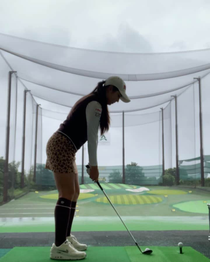 のインスタグラム：「スタンレーレディスゴルフトーナメント⛳️ 今年も2日間競技になってしまいましたが、 たくさんの応援ありがとうございました🙏 .　 今週はスタンレーの社員さん達がボランティアをしてくれて、 初日は雨・風でとっても寒いなか、本当にありがとうございました😭‼️ . 2日目の朝はゴルフ場で待機して放送を待って、 2日目競技中止のアナウンスが流れたのでそのまま練習場へ🏌️‍♀️ . 23区GOLFの秋物ウェア…とっても可愛い🤦‍♀️❤️ これは50yくらいのアプローチショット🏌️‍♀️ . また次の試合も頑張ります✊‼️ . #GOLF #23区GOLF #PRGR」