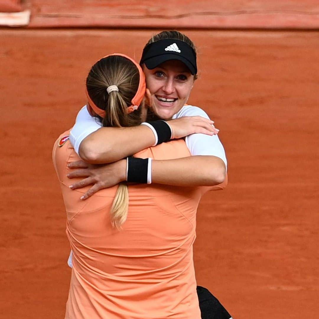 WTA（女子テニス協会）さんのインスタグラム写真 - (WTA（女子テニス協会）Instagram)「✨ There’s nothing like that winning feeling! ✨ ⁣ @timeababos @kristinamladenovic93  #RolandGarros」10月11日 21時25分 - wta