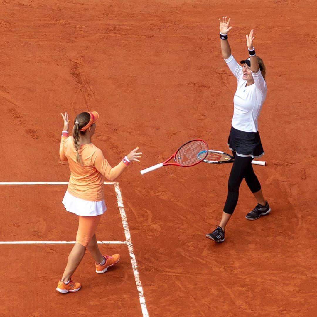 WTA（女子テニス協会）さんのインスタグラム写真 - (WTA（女子テニス協会）Instagram)「✨ There’s nothing like that winning feeling! ✨ ⁣ @timeababos @kristinamladenovic93  #RolandGarros」10月11日 21時25分 - wta