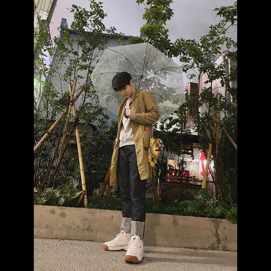 池添俊亮さんのインスタグラム写真 - (池添俊亮Instagram)「Rainy day☔️Leeのレインコート可愛いです。 小さいバッグも可愛いけど荷物全然入らないですよね…笑  #ootd #Lee #poloralphlauren #fila #monkytime #maisonpromax」10月11日 21時25分 - zoe_boy_0427