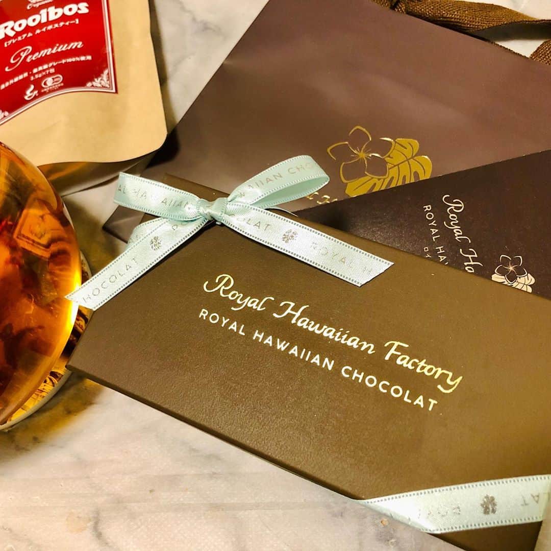 世手子さんのインスタグラム写真 - (世手子Instagram)「Miraculous Hawaii Sweets🌺🍹 Gluten-free Royal Hawaiian Chocolat🍫✨✨ Rich chocolate and macadamia nut paste🧁🧁🧁 http://royalhawaiianfactory.com/ @royalhawaiianfactory.jp #ロイヤルハワイアンファクトリー 食べたよ(°▽°) 濃厚なショコラと #マカダミアンナッツ が美味しい(^_^) しかも #グルテンフリー というミラクル(*☻-☻*) こんなに美味しくて罪悪感なし(￣∀￣) #小麦不使用 なのに美味しい #ガトーショコラ はオススメの #お取り寄せスイーツ です！ 毎日頑張ってるみんなに #ご褒美スイーツ だよ(*^◯^*) #タイガールイボスティー 飲みながら 素敵な #ルイボスティー タイム☕️ #プレミアムルイボスティー #オーガニックルイボスティー #オーガニック生活 #ノンカフェイン #monipla #rooibosTIGER_fan  @asagakecom  #asagakeで体験」10月11日 21時27分 - rojide