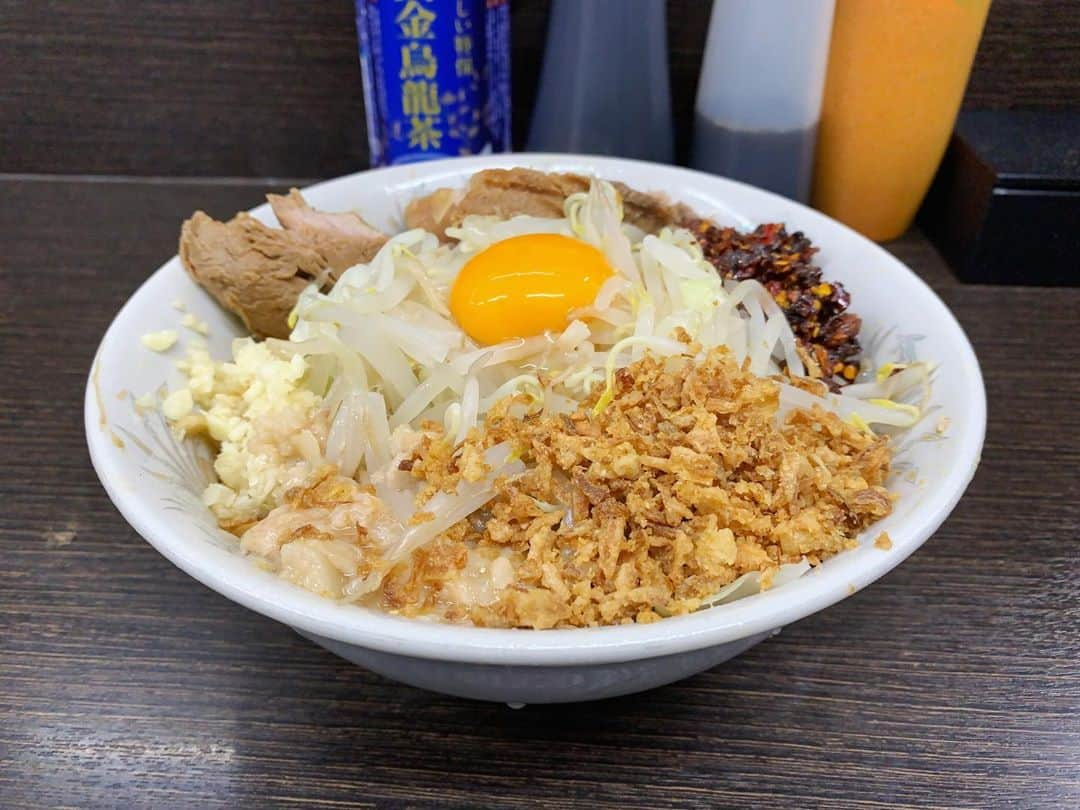 SUSURUさんのインスタグラム写真 - (SUSURUInstagram)「ラーメン二郎 川越店 ラーメン＋汁なしニンニクアブラ、ラー油、うずら 久しぶりの川越店！ 20時くらいの到着、外待ちなしですぐに入れました。 以前はラーメンを頂いたので今回は汁なしをチョイス🥚 ムッチリ強めな歯応えの麺に旨みビシィと効いたタレが絡みめっちゃウマ😍 豚は厚みあり、肉質しっかりとしていて美味しいです🐷 麺に絡むフライドオニオンはタレに甘味とコクを、有料トッピングのラー油は程よい辛さによる刺激をプラスしてくれます🔥 お腹減ってたのであっという間に完食🍥 川越二郎うんめえっ！！ #susuru_tv #ラーメン二郎川越店 #ラーメン二郎 #川越 #埼玉 #汁なし #汁なしラーメン #うまい  #ラーメン #らーめん #ramen #ラーメン部 #ramennoodles #毎日ラーメン生活 #麺スタグラム #japaneseramen #japanramen #foodstagram #foodie #noodles #instanoodle #instaramen #instafood #susururecommended #二郎 #まぜそば #埼玉ラーメン」10月11日 21時27分 - susuru_tv