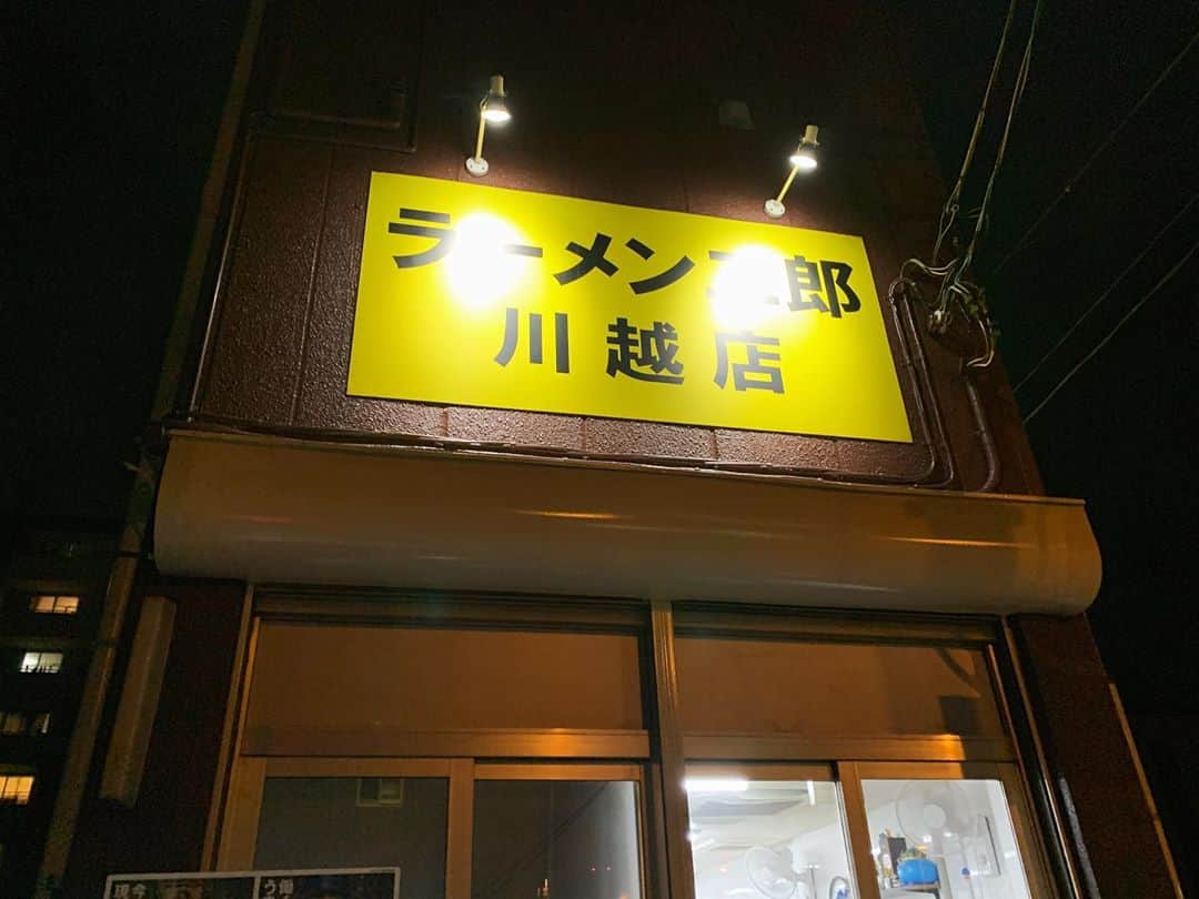 SUSURUさんのインスタグラム写真 - (SUSURUInstagram)「ラーメン二郎 川越店 ラーメン＋汁なしニンニクアブラ、ラー油、うずら 久しぶりの川越店！ 20時くらいの到着、外待ちなしですぐに入れました。 以前はラーメンを頂いたので今回は汁なしをチョイス🥚 ムッチリ強めな歯応えの麺に旨みビシィと効いたタレが絡みめっちゃウマ😍 豚は厚みあり、肉質しっかりとしていて美味しいです🐷 麺に絡むフライドオニオンはタレに甘味とコクを、有料トッピングのラー油は程よい辛さによる刺激をプラスしてくれます🔥 お腹減ってたのであっという間に完食🍥 川越二郎うんめえっ！！ #susuru_tv #ラーメン二郎川越店 #ラーメン二郎 #川越 #埼玉 #汁なし #汁なしラーメン #うまい  #ラーメン #らーめん #ramen #ラーメン部 #ramennoodles #毎日ラーメン生活 #麺スタグラム #japaneseramen #japanramen #foodstagram #foodie #noodles #instanoodle #instaramen #instafood #susururecommended #二郎 #まぜそば #埼玉ラーメン」10月11日 21時27分 - susuru_tv