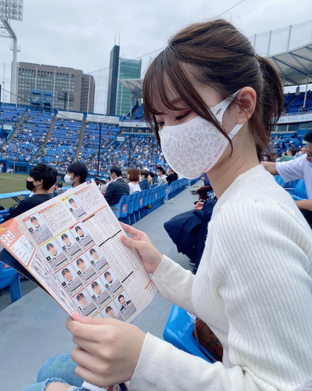 吉田恵美さんのインスタグラム写真 - (吉田恵美Instagram)「本日も神宮球場で #東京六大学野球 見てきました！  早稲田の早川投手は7回1失点の好投！ #血の法明戦 では明治の入江投手が13奪三振で初完封、完投勝利でした。  同い年の選手の活躍には刺激されますね😊  明日は法政が勝ちますように！🍊  ❤︎  マスク、トップス、デニムは @damour__official__ さんのものです。  トップスはバックリボンで、 デニムは生地感とダメージで とってもスタイルがよく見えます🙆‍♀️  マスクはイフミックさんとコラボしたもので息がしやすい😷  野球観戦にぴったりですね。 楽天市場で発売中なので、是非ご覧ください！  #神宮球場 #六大学野球 #大学野球  #damour #pr」10月11日 21時29分 - _yoshida_megumi