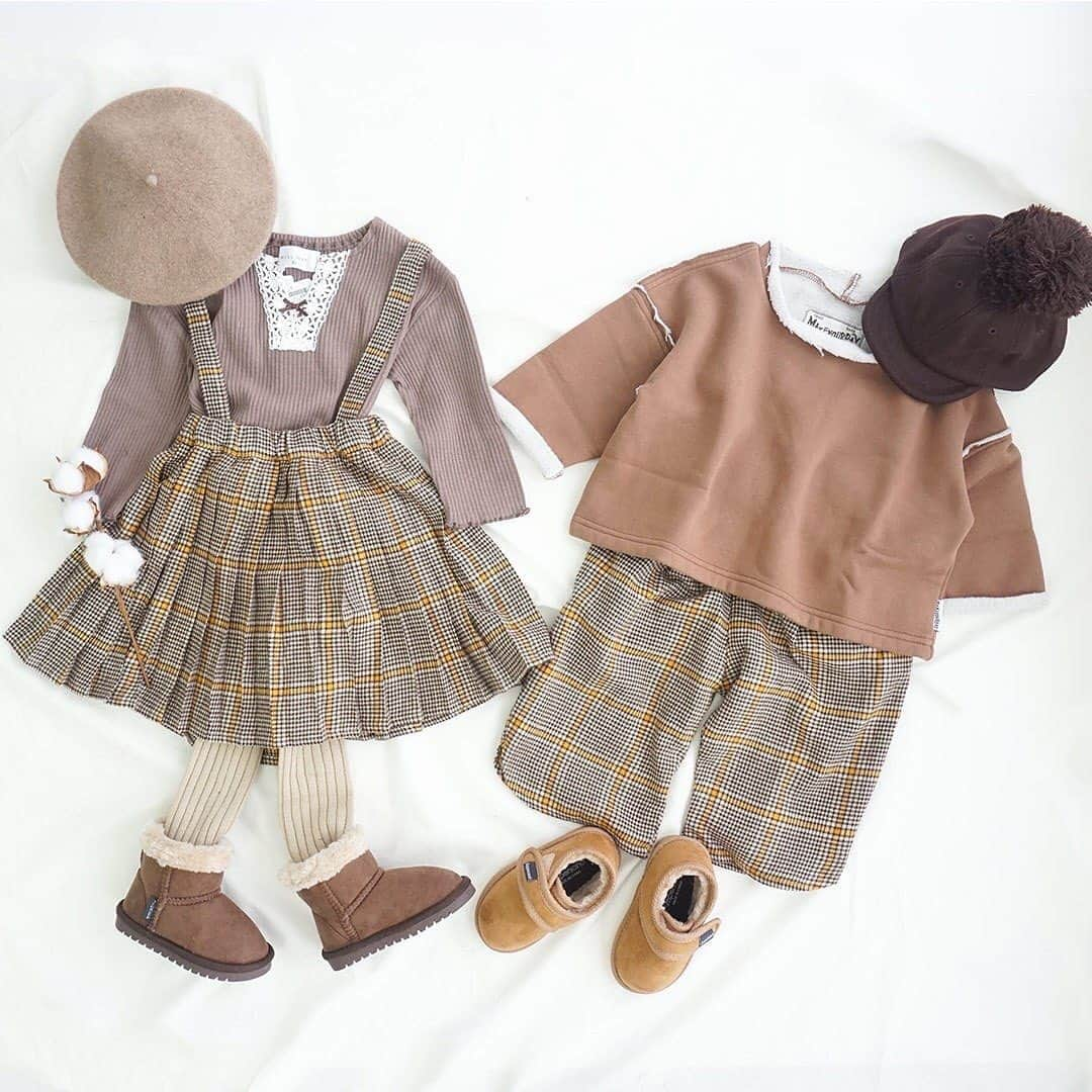 かわいいベビー服・子供服Babychuさんのインスタグラム写真 - (かわいいベビー服・子供服BabychuInstagram)「【兄弟、姉妹でめちゃ売れ😊🙌新作グレンチェック🍁】 . 秋ムードたっぷりのブリティッシュグレンチェック🧶 プリーツスカートとパンツが大人気‼️ . シンプルトップスでも主役級のスカート、パンツがあれば 簡単にオシャレコーデが楽しめます🍒 . 🍂グレンチェック♪プリーツスカート カラー：カーキ/マスタード サイズ：80/90/100/110/120 プライス：2,900円+tax . 🍂グレンチェック♪ラウンドパンツ カラー：カーキ/マスタード サイズ：80/90/100/110 プライス：2,300円+tax . 兄弟、姉妹お揃いで沢山購入頂いています‼️ この秋冬オススメお揃いアイテムです❤️ . プロフィール欄のURLから今すぐチェックしてね～✔️ . 📣合わせてチェック！ . 🎁全員プレゼントキャンペーンスタート🎁 . 8,000円（税抜）以上ご購入のかた（アイテムは何でもOK）に♪「ふわふわチャーム」を１個プレゼント💖 . ⭐️条件 🚨購入時の備考欄に必ず、キーワード「衣替え」とご入力ください。 . ※ご購入いただいた商品と一緒にプレゼントをお届けします ※プレゼントは選べません . 8,000円（税抜）以上ご購入のかたは、送料も無料📦 このチャンスに、秋服そろえよう❣️ . ⏰キャンペーンは、10月11日（日）まで！ . . ＼さらにさらに！／ 会員さま限定★シークレットセール開催中♪ . 会員さまに日頃の感謝を込めて、秋ものシークレットセールをご用意いたしました🌟 秋の新作アイテムも、おトクにGETできるチャンス！ . 長そで、長ズボン、はおりもの、シューズに帽子😍 人気アイテムは早いもの勝ちです❣️ . 会員ログインして！今すぐセールへGO🏃‍♀️🏃‍♂️💨 🚨ログインしてから、べびちゅHP上部にあるセールバナーへ‼️SALEがチェックできます☝️ . 今から会員になりたい方も🆗先に会員登録してね❗️ . . #秋の新作 #グレンチェック #お揃い #お揃いコーデ #べびちゅループス #ループスコーデ #べびちゅ #babychu #ig_kidsphoto #ig_babyphoto #かわいい #子供服 #ベビー服 #親バカ部 #女の子#男の子 #娘 #息子 #赤ちゃん #ベビーコーデ #キッズコーデ #ベビーファッション #キッズファッション #出産祝い #baby #babychujp #べびちゅstylingcollection #stayhome #おうち時間」10月11日 21時30分 - babychu2014