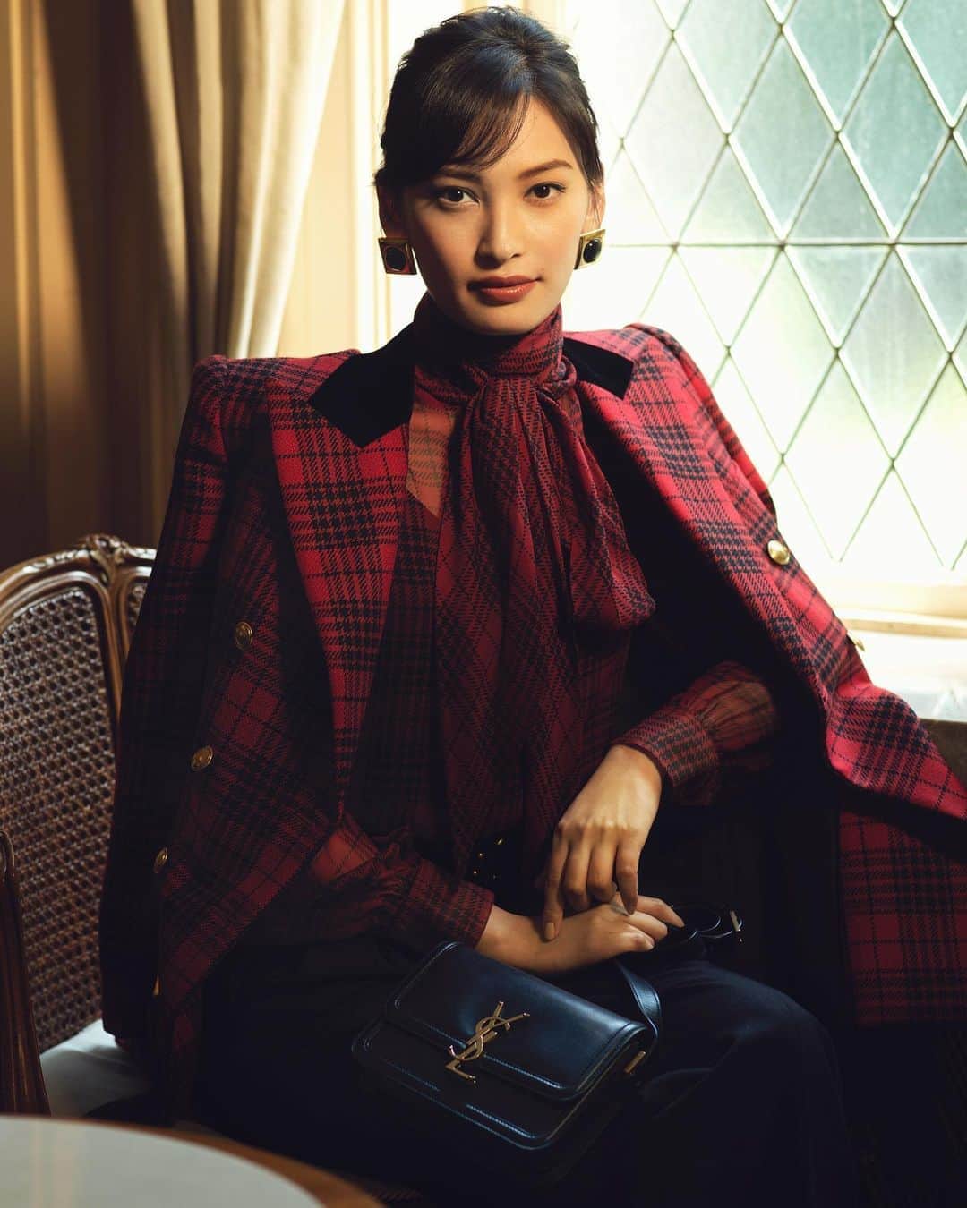 長山一樹のインスタグラム：「最新号Preciousの巻頭ページ「シネマな女」女優に女優を表現していただきました✨クラシカルなジャケットの襟がタイプ。足切りのポートレートはハッセルブラッドのHC150mm多用します。是非ご覧ください。 @precious.jp  Model @aya_omasa_official  Stylist @oshida.hiromi  Hair @hirotsukui  Make #川原文洋  Prop #takayukimitsuizumi #precious #cinema #photography #portrait #hasselblad #h6d #hc150mm #kazukinagayama #長山一樹」