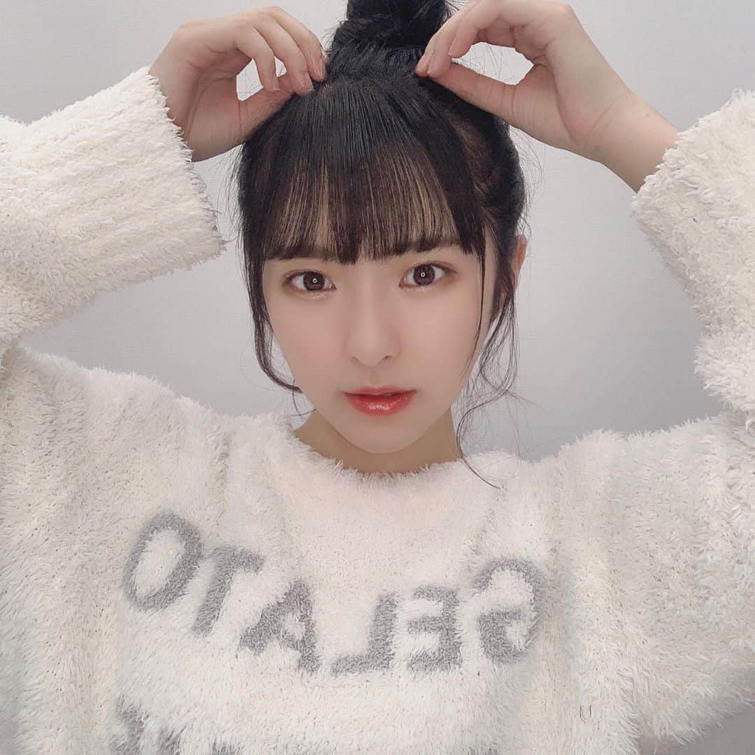大塚七海のインスタグラム：「ㅤㅤㅤㅤㅤㅤㅤㅤㅤㅤㅤㅤㅤ もこもこパジャマ☁️  ㅤㅤㅤㅤㅤㅤㅤㅤㅤㅤㅤㅤㅤ #ngtおしゃべり会 #お団子ヘア」