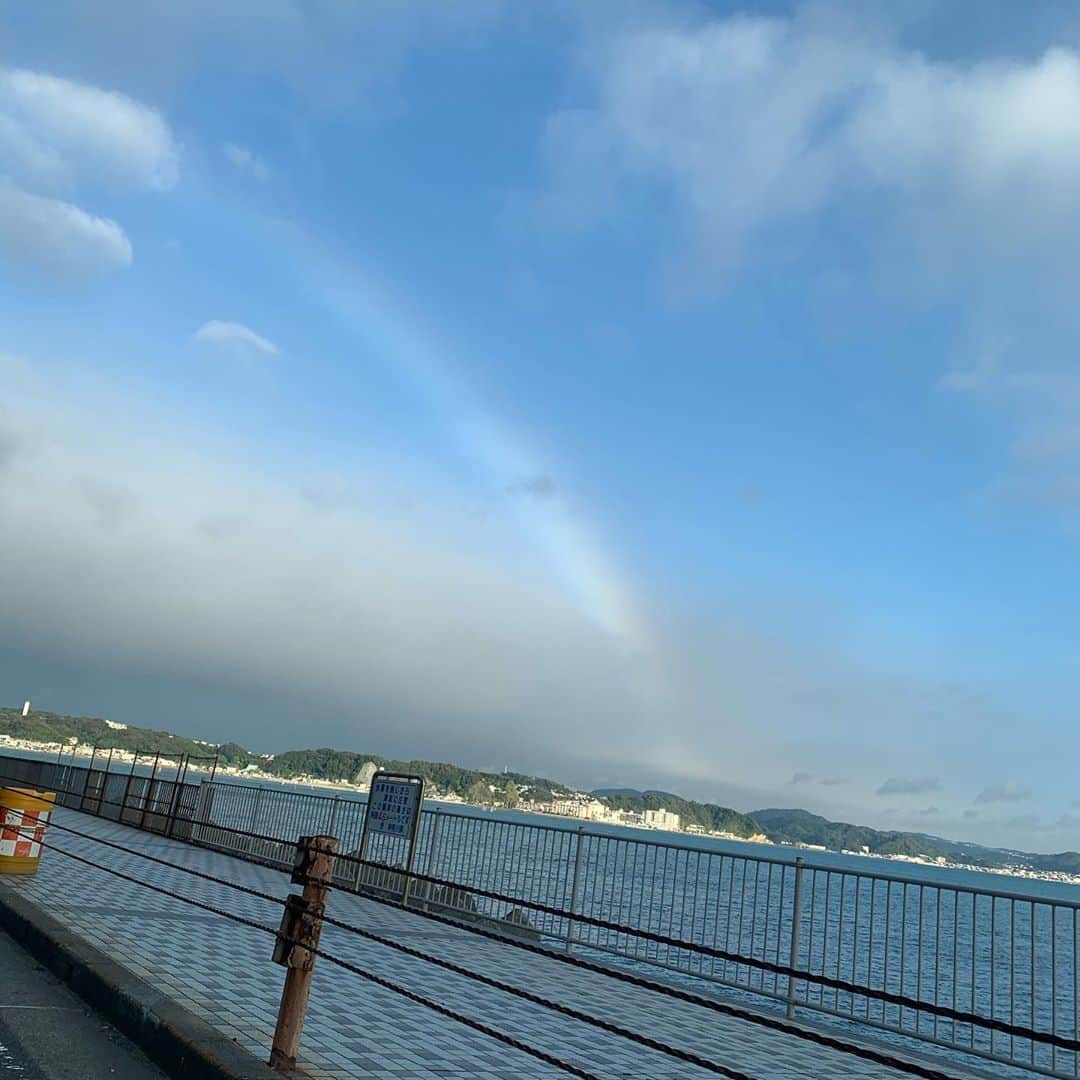 田中優衣さんのインスタグラム写真 - (田中優衣Instagram)「久しぶりのドライブが楽しかった日🧚 美味しいしらす丼を食べて 綺麗な海が見れました。 虹も見れて凄く幸せだったな🌈 皆さんは何をしましたかっ👣 #黒髪になりました。 #どんどん暗くなります。 #どっちが好き？」10月11日 21時36分 - heisei_8nen