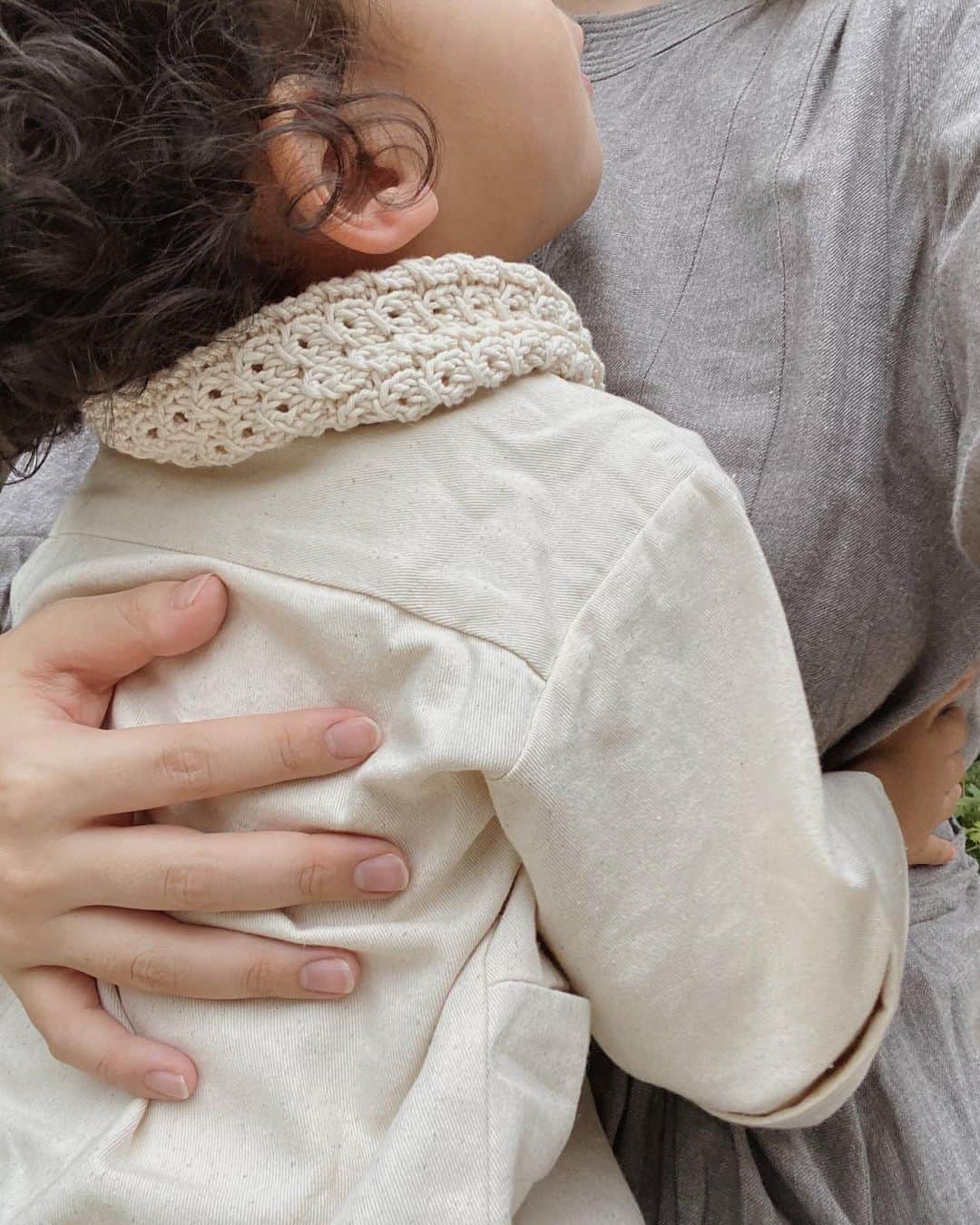 目見田早弥子のインスタグラム：「🧣 髪くるくるしてるから まだ首くらいまでしか長さ無い。（笑）」