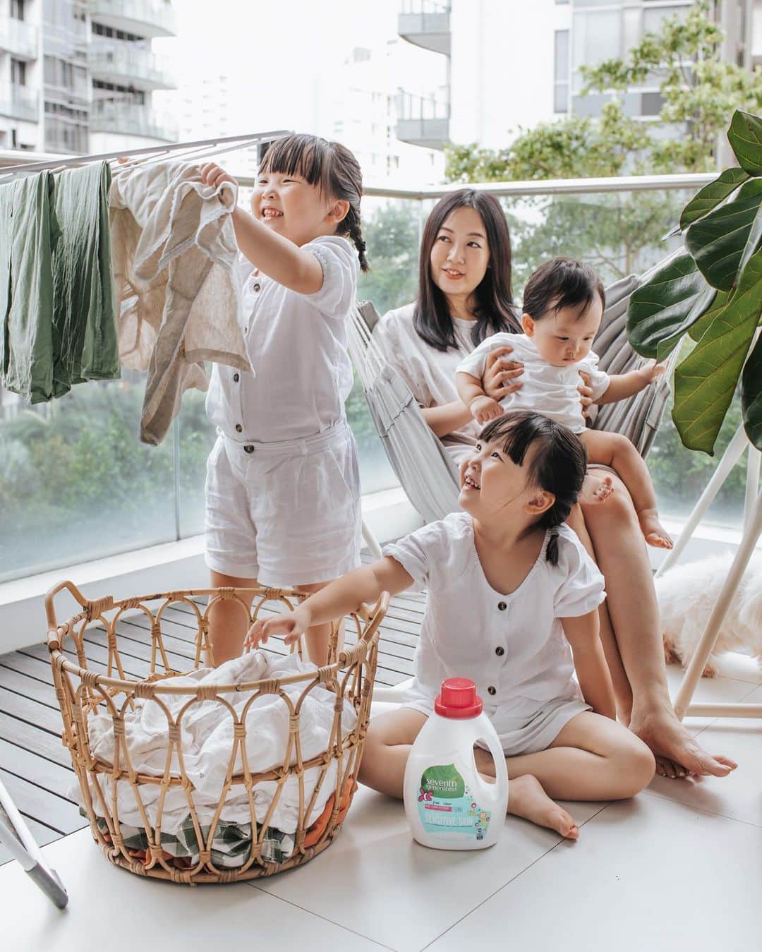 MOMOツインズのインスタグラム：「We encourage the girls to help out in household chores and clean up after their own. Laundry load is crazy in this household, so it’s great that they enjoy sorting, folding and putting away their fresh clothes. I could use some help!  We use @seventhgenerationsg Baby Detergent that is fragrance-free and made with plant-based ingredients without all the unnecessary chemicals. Lauren has super sensitive skin and suffers from eczema flare-ups so this is definitely the safer choice, both for us and the environment!  #7GenSG #SeventhGenerationSG #GenerationGood」