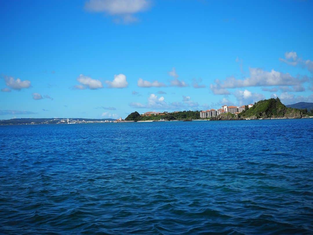 今井安紀さんのインスタグラム写真 - (今井安紀Instagram)「I really enjoyed to spend a time at Reef Resort Kariyushi Beach. The ocean was really really blue, and the blue is bright and deep...!!! I got on a glass boat (glass-bottomed boat) for the first time, I could see lots of fish from the boat, like a fish preserve.  かりゆしビーチ、本当に海が青くて、その青が濃くて綺麗でした。 グラスボードなるものに初めて乗ったのですが、生け簀かっ！！て思うほど海の中には魚がいっぱいいてすごかった…！むしろ船の上から外乗り出しても浅いところにわんさか見えた。  Camera : Olympus PEN E-PL9  #olympuspenepl9 #noedit #nofilter #photolover #latergram #okinawa #trip #travel #kariyushibeach #beachresort #reefresort #オリンパスPEN #加工なし #撮って出し #写真好きな人と繋がりたい #時差スタグラム #旅 #旅行 #沖縄 #かりゆしビーチ #リーフリゾートかりゆし #ビーチリゾート」10月11日 21時49分 - i_am_akinyan0826