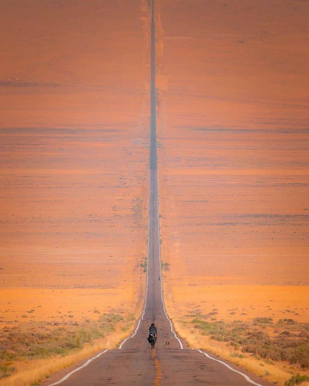 Live To Exploreさんのインスタグラム写真 - (Live To ExploreInstagram)「U.S. Route 50, Nevada  Comment down below your thoughts regarding this photo! Photography by @hytha.cg  #WeLiveToExplore」10月11日 21時43分 - welivetoexplore
