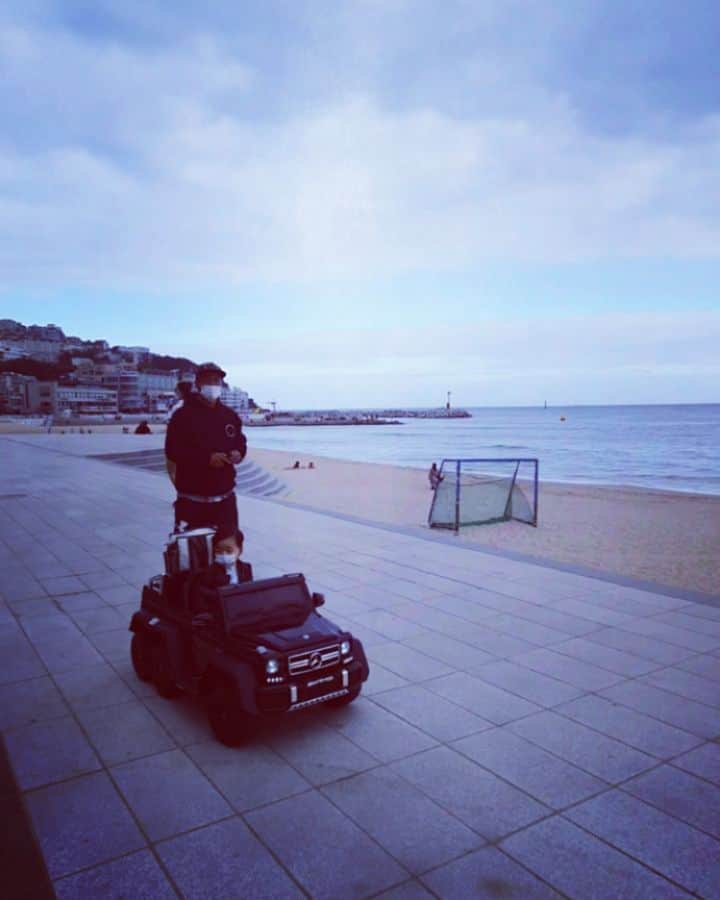 ミン・ヨンウォンのインスタグラム：「바다 싸나이 😎😎😎 운전도 늘고~~바다도 즐기는 #김대장 . . 음식 사진없는.. ㅋ  #맛집투어..#먹방 #해운대맛집 #맛집 . . 요즘 민서랑 외식하면 좀 시끄럽고 자유로워서..진짜 후다다닥 먹음🤯🤯 . . 참고로 음식 즐기는 타입인데..늘 빨리 못먹어서 먹다말고 나와서 살쪽빠졌다가.. 요즘 살기위해서 막 쑤셔 넣습니다...흑  . . #키치니토키친 오빠랑가서 거의 웨이팅 1시간..😲😲😲 밥시간 지나서 배고픈 민서 때문에 난리난리 하고 먹임 ..😨😨😱 . . 다행히 다른 아기들이 더 시끄럽고 울어줘서 고마?웠던 하루 ㅎㅎㅎㅎ 고마웠어 아가들아~~ 덕분에 맘이 편했단당ㅎㅎㅎ . . 송정동에 있는 레스토랑..사실 맛있어 봤쟈지..했는데 진짜 맛있었어요. 닭 들어간 브런치셋트, 라면,오믈렛강추 추천합니다.  . . #동백샤브샤브 진짜 요즘 최애 레스토랑인데... 사진도 못찍음 ... 요기 한우마라샤브샤브 강추요. 무조건가세요~~자꾸가고싶은집 일주일마다 가고있답니다. . .」