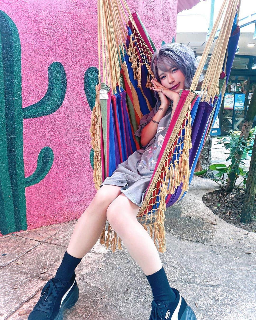 病夢やみいのインスタグラム：「💭💭💭  #北谷#アメリカンビレッジ#ハンモック #여행스타그램#단발머리#패션#데일리룩 #okinawajapan#chilltime#tattoogirl」