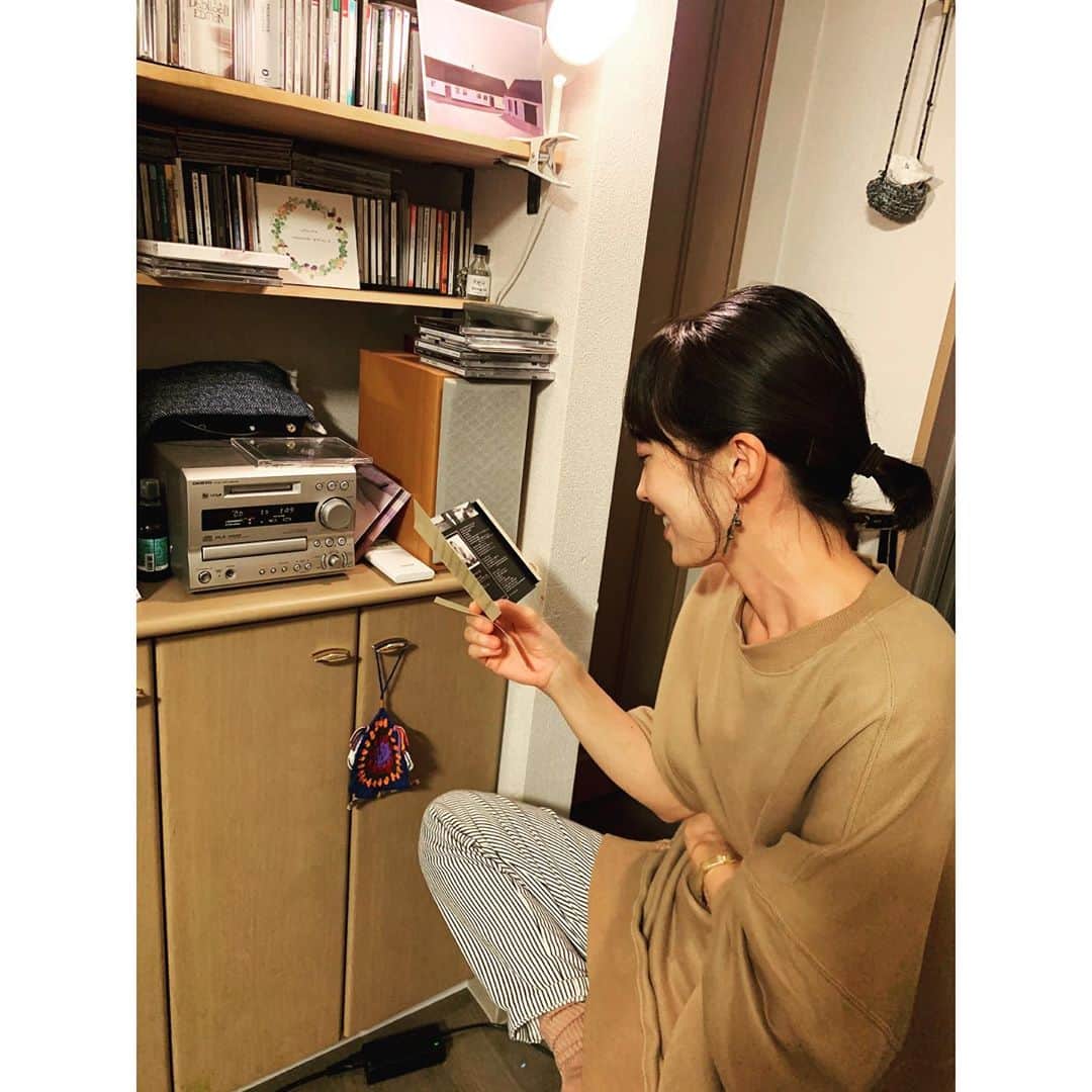 熊木杏里のインスタグラム：「五十嵐あさかさんの家でブルガリアやブラジルの音楽、合唱曲や久しぶりに森田童子さんを聴いたり、楽しい時間でした。  五十嵐さんのチェロも久しぶりに聴いて、時の色合いを感じて。  猫さん🐈ころちゃん 私に寄ってきてくれて嬉しかったな (ソワソワしつつも)」