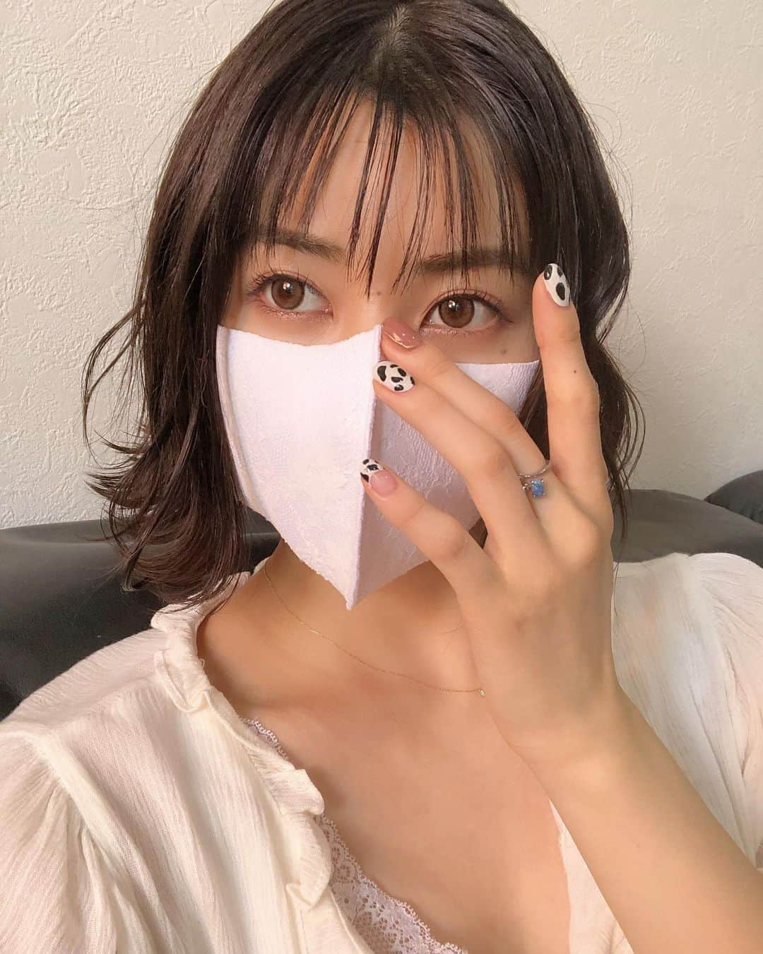 しよりさんのインスタグラム写真 - (しよりInstagram)「危険なビーナスを見てます💭  みんな怪しい  #ボブヘアー #オブヘア #ofhair #美容室 #へアモデル #サロン モデル #ショートヘア #ボブ #ロブ #伸ばしかけ #ミデ ィアム #外はね #アレンジ #ボブヘア#setup#カラコン #カンナロゼ #dholic #ネイル #秋ネイル」10月11日 21時51分 - shiyooori