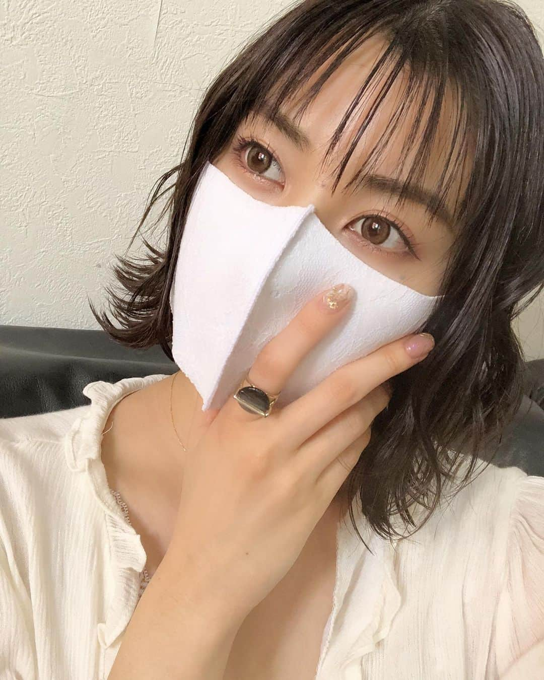 しよりさんのインスタグラム写真 - (しよりInstagram)「危険なビーナスを見てます💭  みんな怪しい  #ボブヘアー #オブヘア #ofhair #美容室 #へアモデル #サロン モデル #ショートヘア #ボブ #ロブ #伸ばしかけ #ミデ ィアム #外はね #アレンジ #ボブヘア#setup#カラコン #カンナロゼ #dholic #ネイル #秋ネイル」10月11日 21時51分 - shiyooori