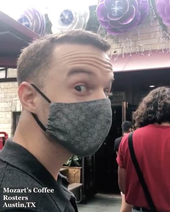 のインスタグラム：「📍 @mozartscoffee  私達が最初に尋ねたコーヒーショップ☕️川の側にある雰囲気の良いコーヒー屋さんです！観光スポットとして来ている方と仕事をしに来てる方が混合するドデカいお店でした！ペットフレンドリーでパティオには多くのワンちゃんがいました! 流石オースティン🙋‍♀️✨  #コーヒーショップ #コーヒー #コーヒーのある暮らし #オースティン　#austin #austintexas #ちなみにBGMは知る人ぞ知るヤツ　#英語　#アメリカ生活　#アメリカ」