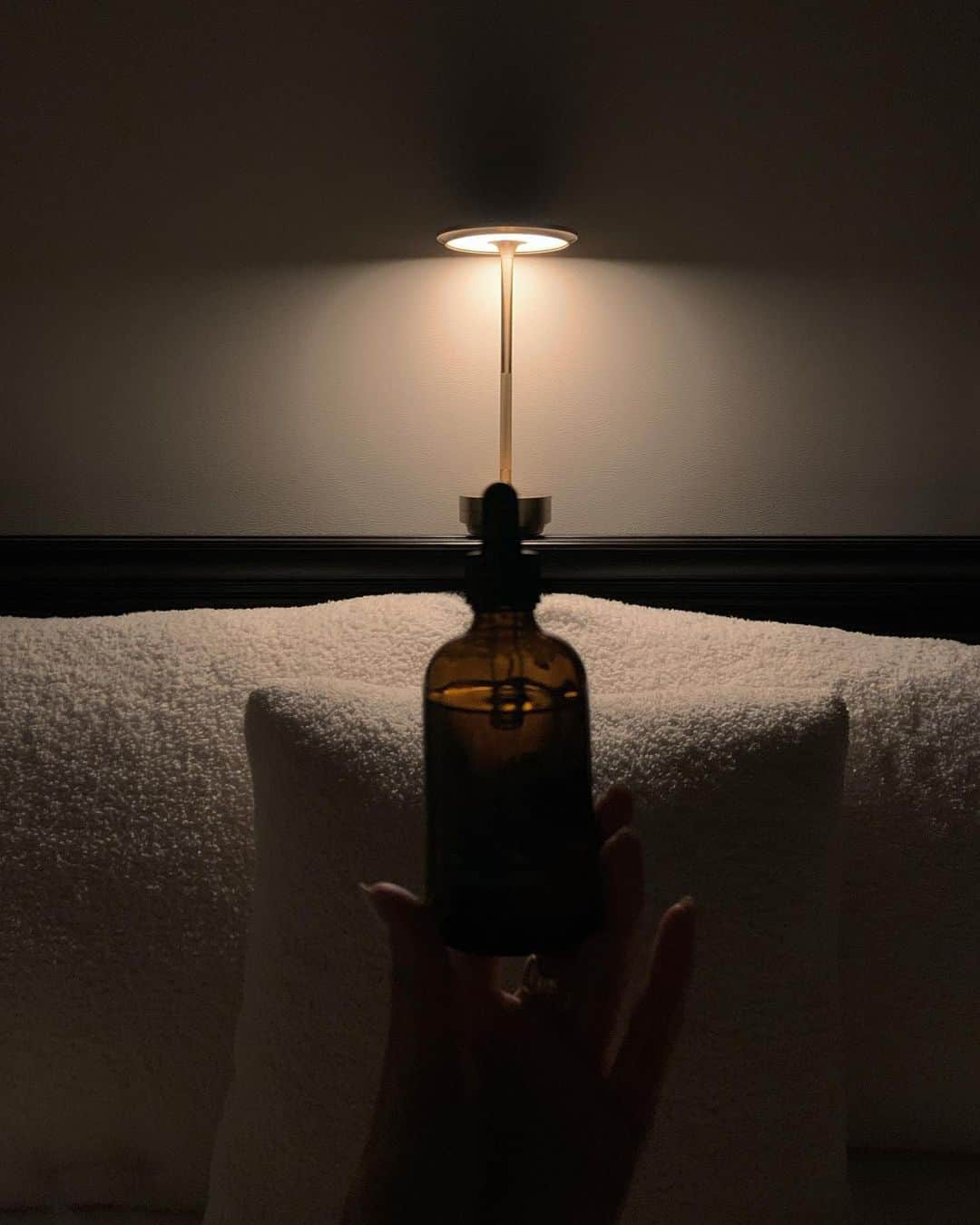 のインスタグラム：「Everynight👂selfcare before sleep.  お肌の保湿パックよりも、 耳の穴のセサミオイルパック👂の方が、 よほど人間を美しいものにすると思う。  How to do & learn more is >>> @mother___jp 👈post Youtube💻 MOTHER ayurveda で検索 " 睡眠の質の高め方" にて✔︎  @mother_leader2020  👆毎日のストーリーズをフォローしてくださいね！」