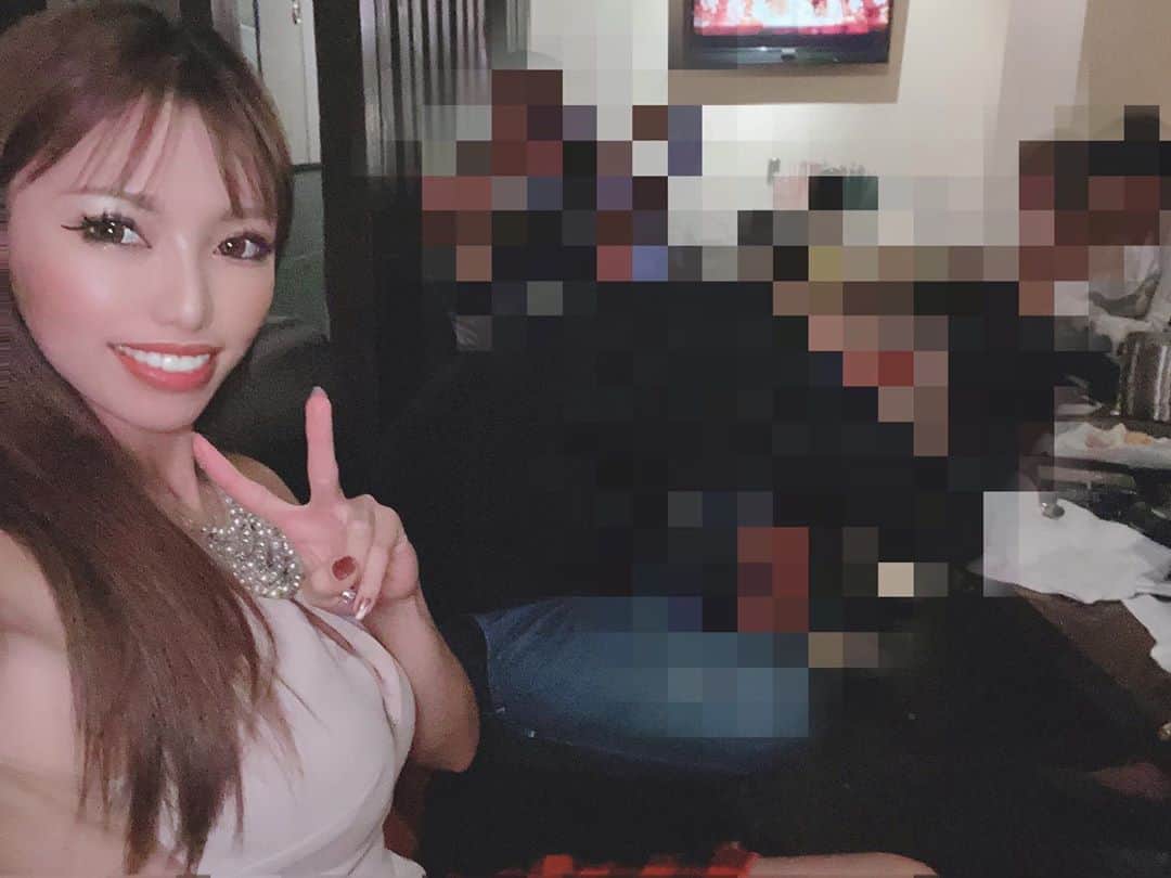 のインスタグラム：「昨日は楽しかった😉 いつもありがとう！！ カオスすぎてテーブル ぐちゃぐちゃだったww 今週は忙しくて良きでした😊 今週は周年もあるから がんばります💕 お腹空いたー！！！  .  #千葉キャバクラ#千葉富士見キャバ嬢#千葉富士見町キャバ嬢#千葉富士見キャバクラ#arドレス#ジュエルズドレス#コロナに負けるな#コロナに負けるな日本#オンラインキャバクラ#ファッション好きな人と繋がりたい#ヘアメイク#お家スタイル#息してる？#followｍe4 #follow4like#followtrain」