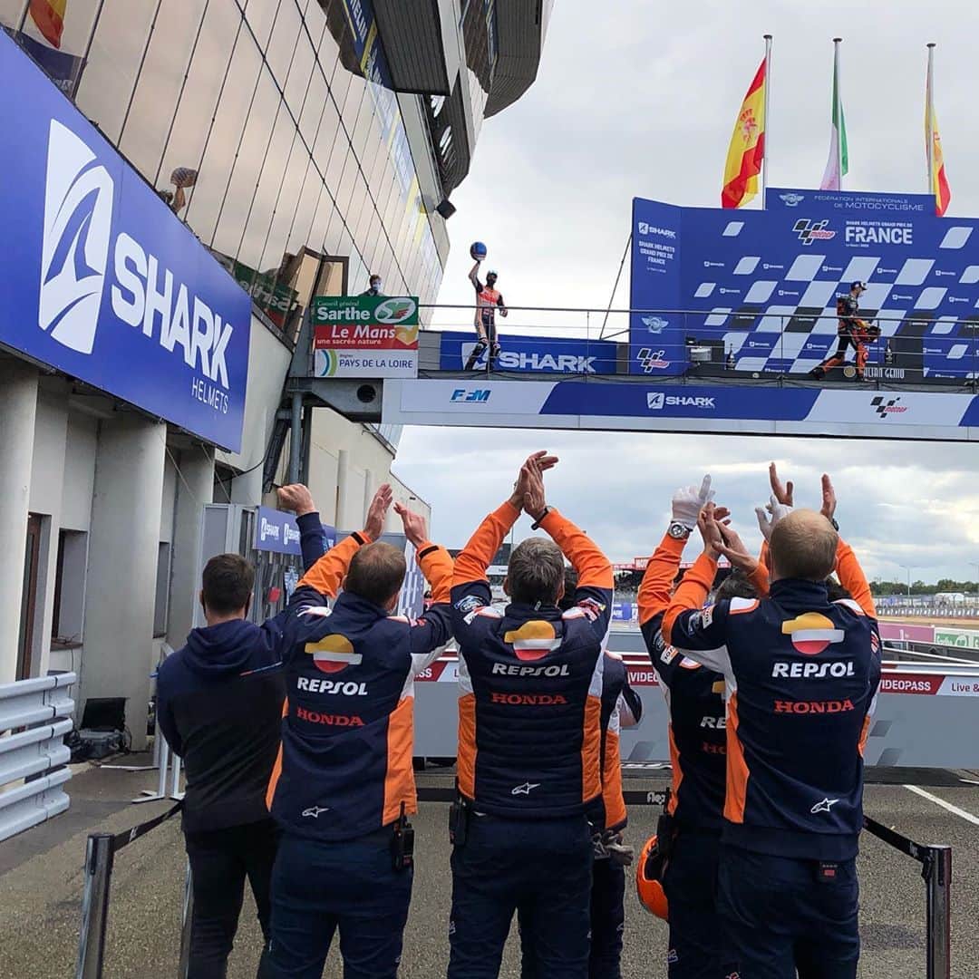 レプソル・ホンダのインスタグラム：「@alexmarquez73 takes his first @motogp podium! 🥈」