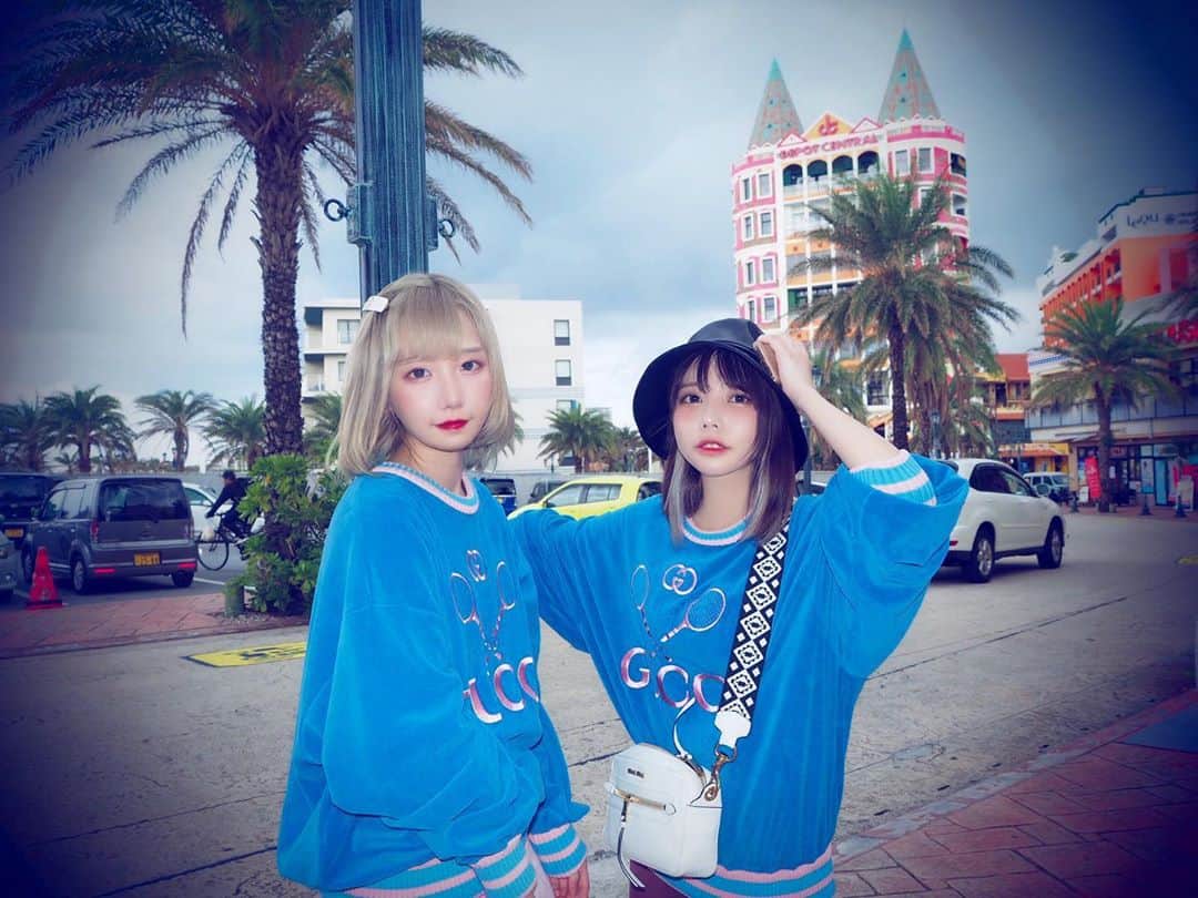 のインスタグラム：「お揃いでかったの🍓🐬✨ はむましカラー💙💘 沖縄楽しかった🏖 実は靴下もおそろいでかったんだよん🤗🌈 はむちゃんがみつけてくれたのでした✨ いろんなの食べてたのしかったからハイライト今度ストーリーまとめておきます🥳 みんなも沖縄きてくれてありがとう✈️✨✨  #アメリカンビレッジ #americanvillage  #gucci #fashion #coordinate #沖縄 #miumiu」