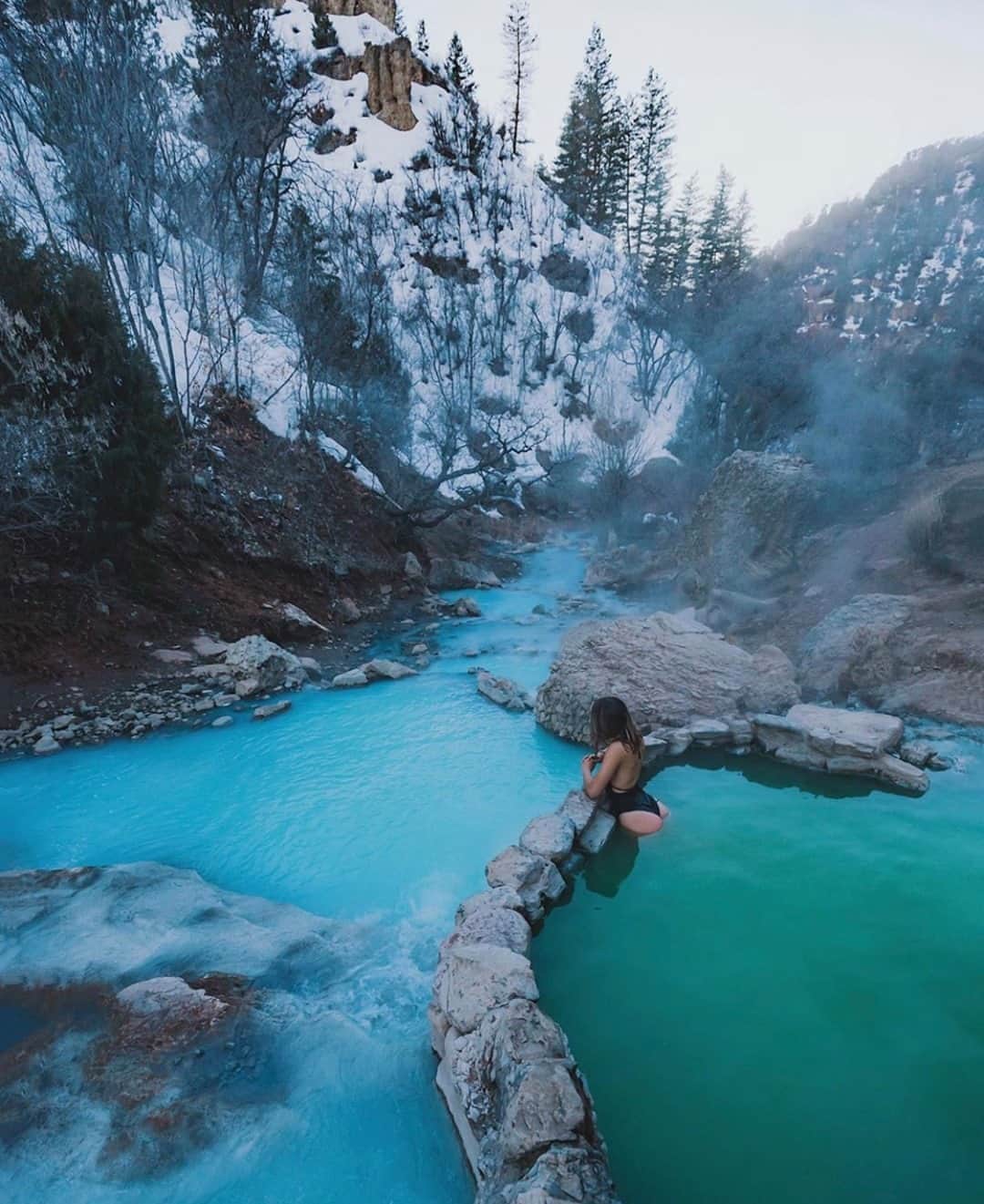 Earth Picsさんのインスタグラム写真 - (Earth PicsInstagram)「The most beautiful hot springs in Utah 😍Tag someone you would like to spend a day here with! 📷@mikesugianto」10月11日 22時00分 - earthpix
