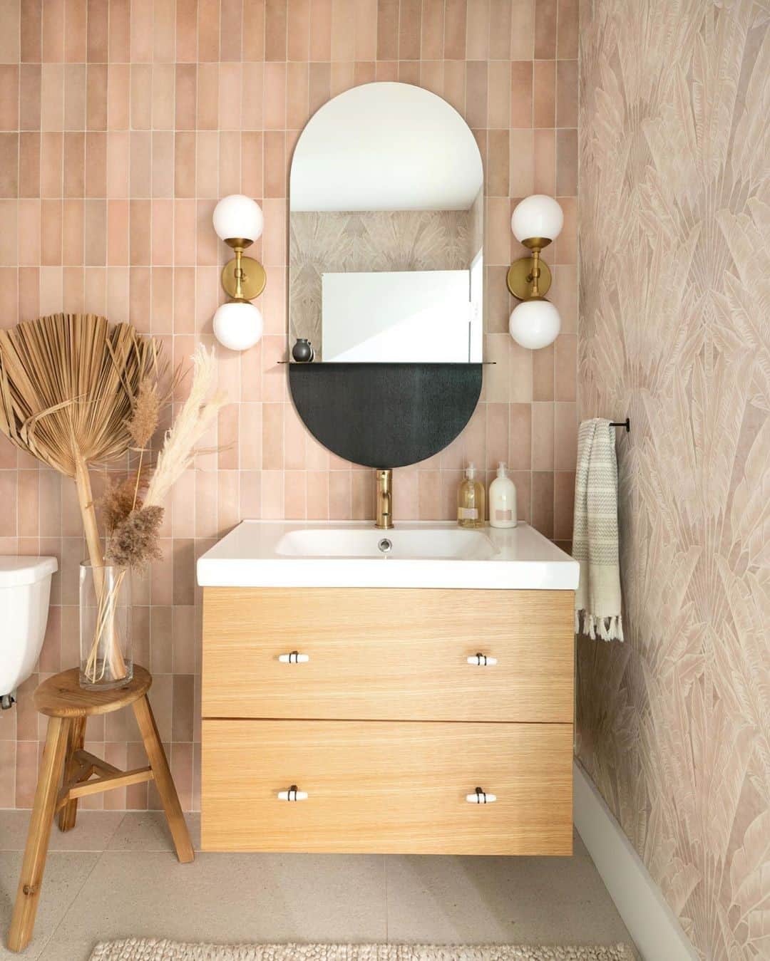 MT DOMAINEさんのインスタグラム写真 - (MT DOMAINEInstagram)「20 bathroom tile ideas to inspire your next remodel. Link in bio ✨ #SelfCareSunday 📸: @leclairdecor」10月11日 22時00分 - mydomaine