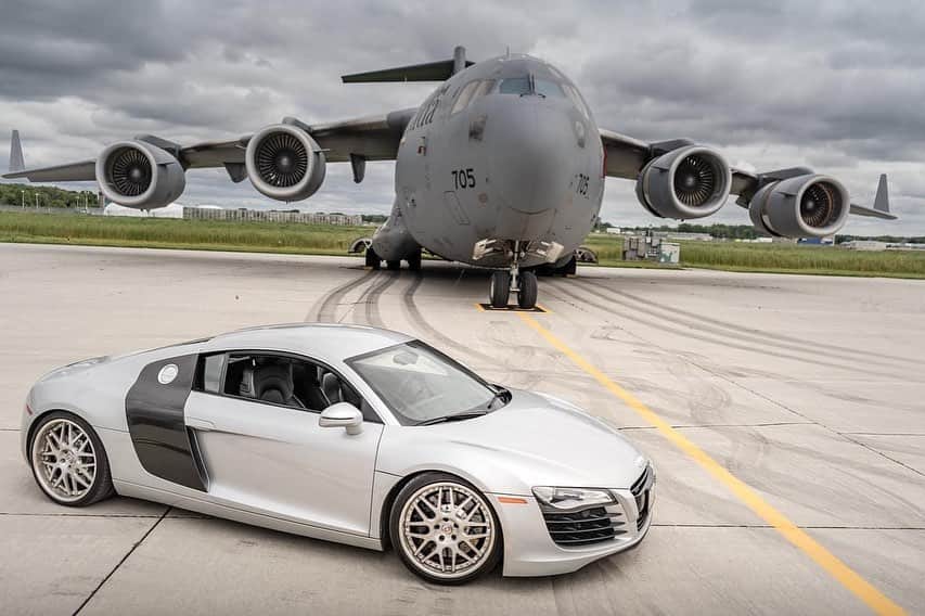 CarsWithoutLimitsさんのインスタグラム写真 - (CarsWithoutLimitsInstagram)「Audi R8 x Army 🛩 Via @carbon.marketing.group  Photo by John Schrauwen  #carswithoutlimits #audi #r8」10月11日 22時00分 - carswithoutlimits