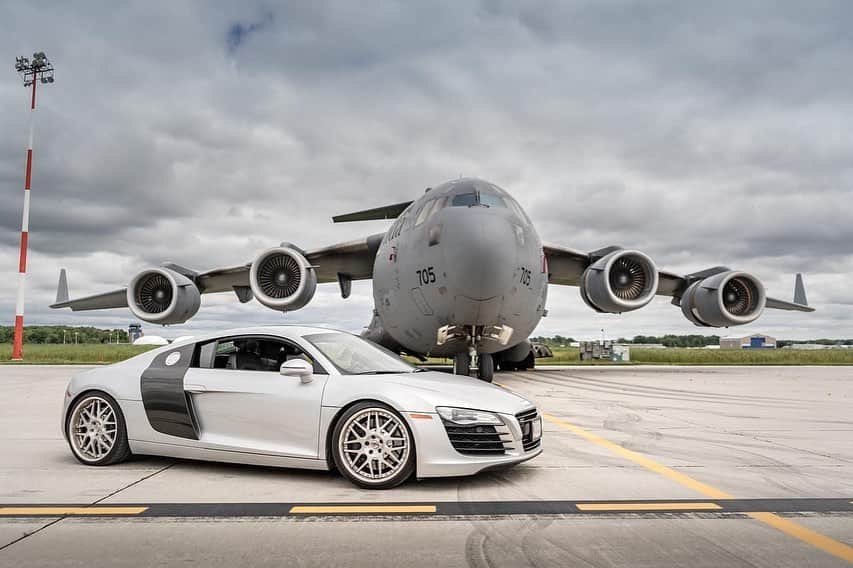 CarsWithoutLimitsさんのインスタグラム写真 - (CarsWithoutLimitsInstagram)「Audi R8 x Army 🛩 Via @carbon.marketing.group  Photo by John Schrauwen  #carswithoutlimits #audi #r8」10月11日 22時00分 - carswithoutlimits
