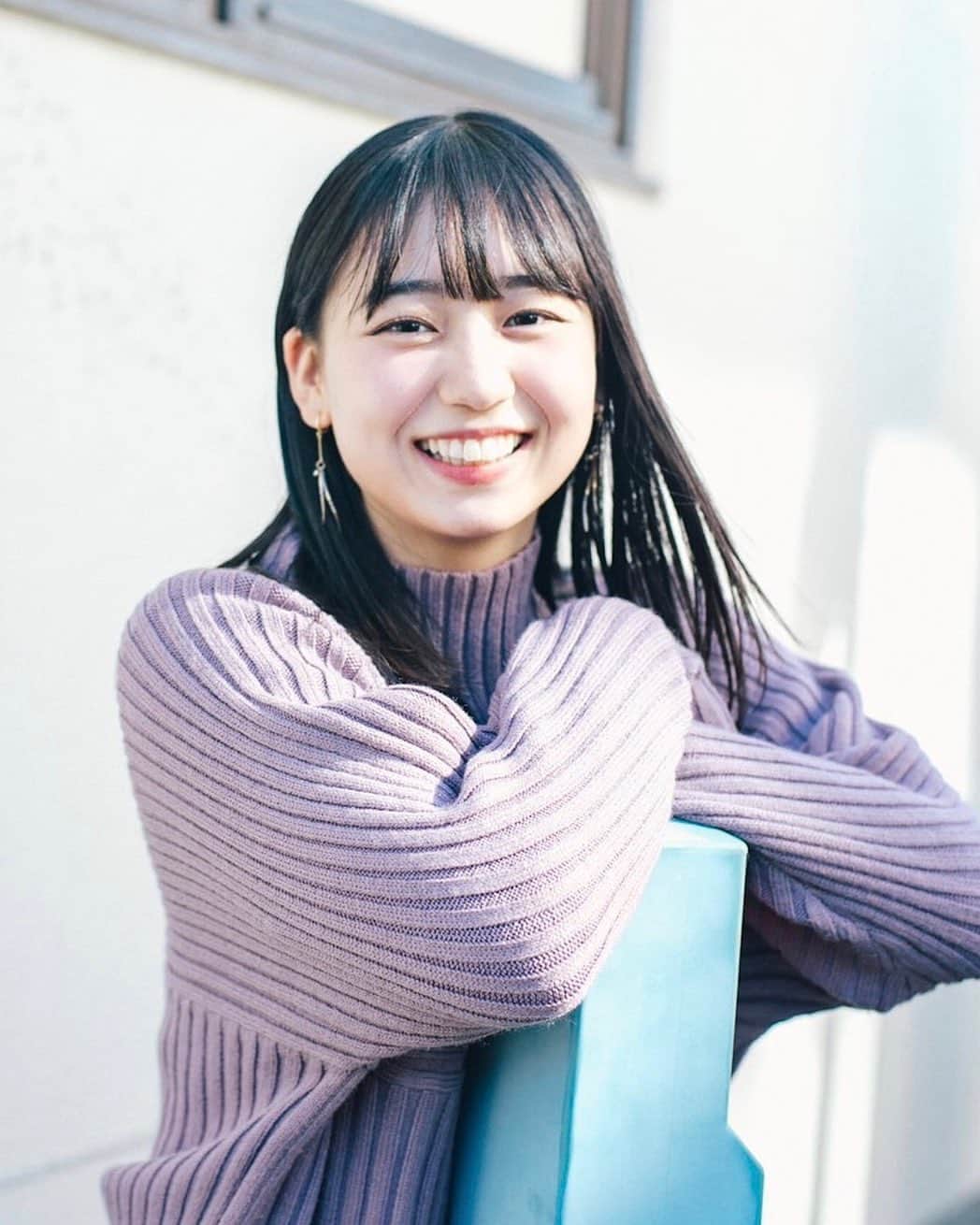 のインスタグラム：「こんばんは🙌﻿ ﻿ 昨年人生で初めて写真を撮っていただいた時の写真です！﻿ この時は前髪がパッツン😚﻿ ﻿ 今日高校の友人に会ったのですが﻿ 話せば話す程、共感する部分や人としての魅力を感じて﻿ 本当に楽しい時間でした🍲💭﻿ ﻿ こうして、新しい出会いだけでなく﻿ 身近な場所の出会いも大切にしていきたいですね😊✨﻿ ﻿ 本日も#あゆポチ﻿ して頂けたら嬉しいです🌟﻿ ﻿ #日本女子大学 #コンテスト #ミス日本女子 #ミスコンテスト #あゆポチ #あゆたぴ #ポートレート #ポトレ #被写体 #サロモ #サロモ希望 #ニット #コーデ #紫 #黒髪 #ロングヘア #ヘアスタイル」