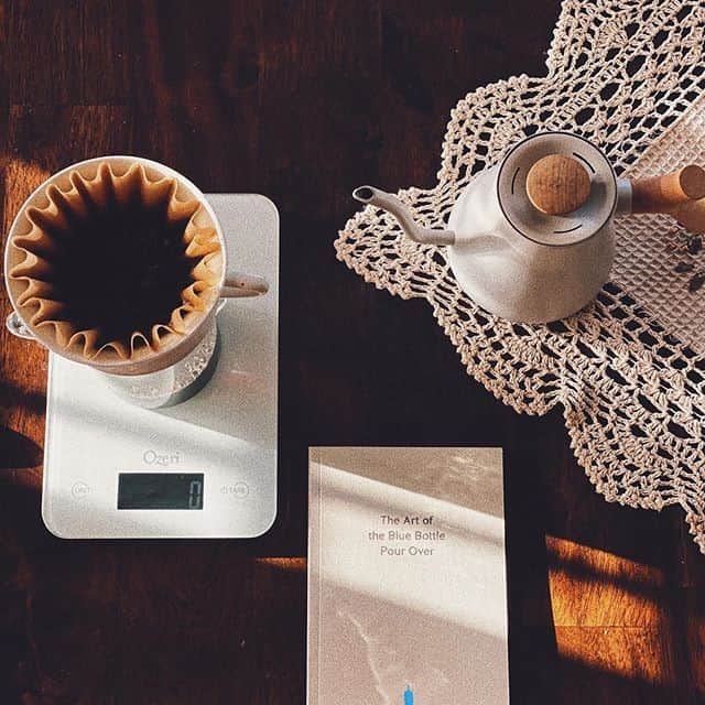 のインスタグラム：「What do you like most about brewing pour overs? ⁠ ⁠ We find switching to a pour over from a drip coffee machine can feel like changing from a butter knife to a Japanese cleaver. The coffee comes out clearer, cleaner, more fundamentally itself. You can learn our basic and barista-level techniques to make pour over at home with our guide, The Art of the Blue Bottle Pour Over. ⁠ 📸  @designersandcoffee⁠ ⁠」