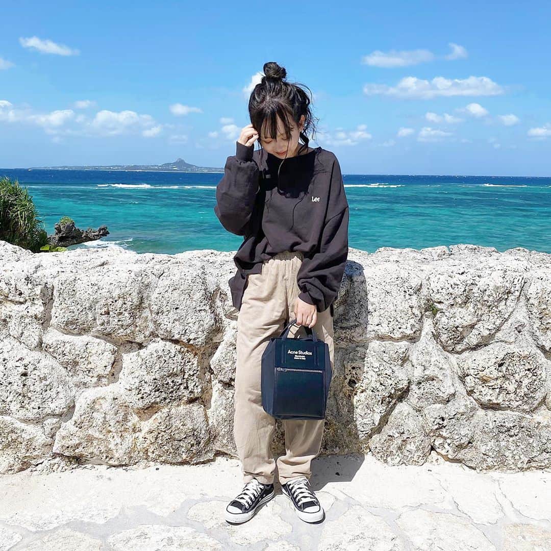のインスタグラム：「ㅤㅤㅤㅤㅤㅤㅤㅤㅤㅤㅤㅤㅤ ㅤㅤㅤㅤㅤㅤㅤㅤㅤㅤㅤㅤㅤ ㅤㅤㅤㅤㅤㅤㅤㅤㅤㅤㅤㅤㅤ 沖縄2日目コーデ🏝💕 ㅤㅤㅤㅤㅤㅤㅤㅤㅤㅤㅤㅤㅤ GUの流行りの #シェフパンツ にスウェット にしたけど暑かったです🥵 ㅤㅤㅤㅤㅤㅤㅤㅤㅤㅤㅤㅤㅤㅤㅤㅤㅤㅤㅤㅤㅤㅤㅤㅤㅤㅤ 蛇を🐍首に？巻けるのを体験したので お団子にしました🤭💕☜ ㅤㅤㅤㅤㅤㅤㅤㅤㅤㅤㅤㅤㅤ . ㅤㅤㅤㅤㅤㅤㅤㅤㅤㅤㅤㅤㅤ ☑︎ tops : #lee ☑︎ pants : #gu ☑︎ bag : #acnestudios ㅤㅤㅤㅤㅤㅤㅤㅤㅤㅤㅤㅤㅤ . ㅤㅤㅤㅤㅤㅤㅤㅤㅤㅤㅤㅤㅤ 3年前に来た時は(4枚目)張り紙なかったけど 今年は貼ってあったので同じポーズはできなかったけど 同じ場所で撮ってみた🤭🤎 ㅤㅤㅤㅤㅤㅤㅤㅤㅤㅤㅤㅤㅤ また数年後に来たいな🧸❤︎ ㅤㅤㅤㅤㅤㅤㅤㅤㅤㅤㅤㅤㅤ」