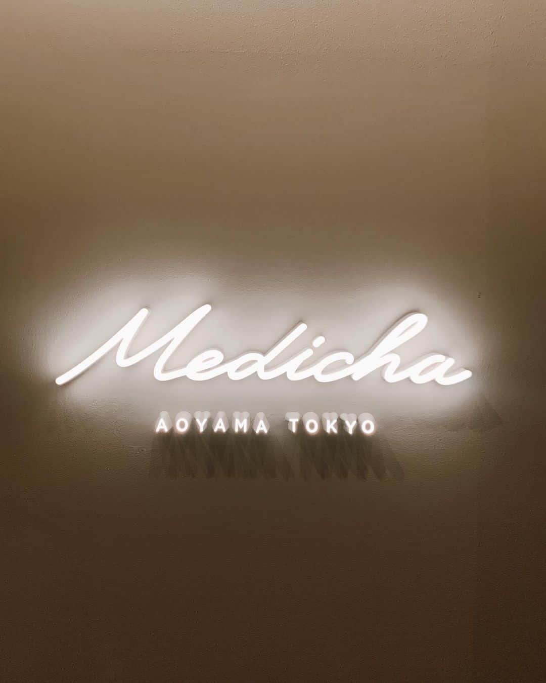 滝沢結貴のインスタグラム：「Today is  #worldmentalhealthday 🌍﻿ 今日は、#ワールドメンタルヘルスデー  ﻿ 以前から気になっていた、メディテーションとアートとお茶を組み合わせた空間﻿ @medicha.jp へ行ってきました。🍵🎌﻿ ﻿ #Medicha は、”The Sweetness of Doing Nothing “  ー自分に余白をつくる贅沢な時間ー﻿ をコンセプトに、五感を解放して内面を整える新感覚なメディテーションスタジオ。🤍﻿ ﻿ 真っ白に統一されたミニマルな空間と﻿ 星空が広がる空間を行き来し、ニュートラルな状態に気持ちを整えてから、メディテーションへ。﻿ エンターテイメント性溢れる、非日常的な空間の﻿ おかげで、すごくリラックスできました☺️💕﻿ ﻿ メディテーションを終えた後は、﻿ お茶をいただきながら、気づきを落とし込む時間。﻿ 紙とペンで浮かんだことを書き出します。💭📜🖋﻿ ﻿ 実は、自分でもびっくりしたんだけど、﻿ メディテーション中、ぽろぽろ涙が溢れてきたの🥺﻿ 心の奥に蓋をしていた気持ちに気づいた。🥺💓﻿ ﻿ メディテーションは、ストレスの軽減や集中力﻿ 想像力、コミュニケーション力が向上することが﻿ 期待されていて、オーセンティック•リーダーシップの発揮など、ビジネス面でも多くの効果があるそう!!👍🏻💛﻿ ﻿ メンタルヘルスと上手に向き合って行くことで﻿ もっと、ハッピーになっちゃうなんて最高だよね！　 これからも積極的に、取り入れたい😍💫﻿ ﻿  Medichaの皆さま、素敵な機会を﻿ ありがとうございました💓🌍﻿」