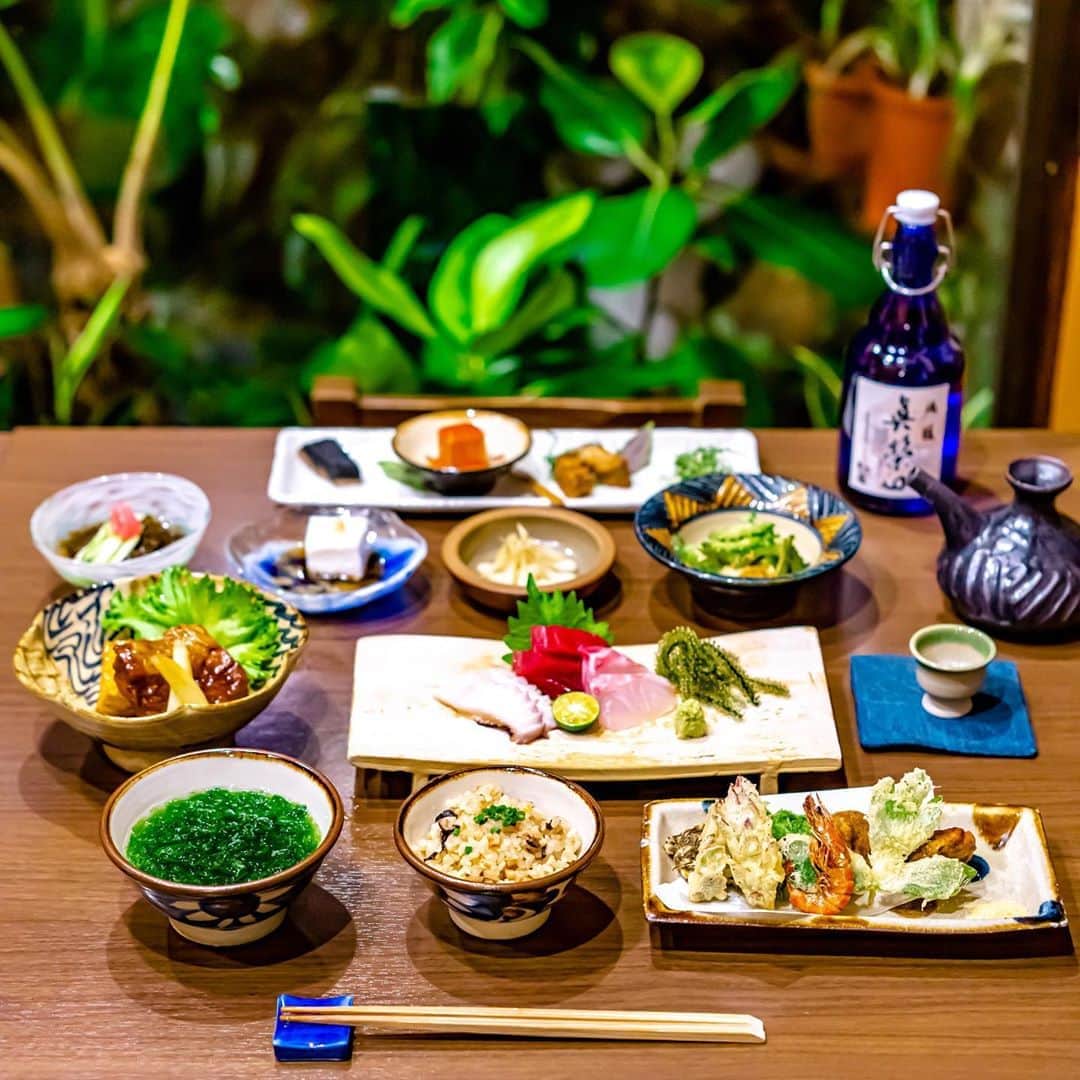 Hanako公式さんのインスタグラム写真 - (Hanako公式Instagram)「【#HanakoTravel】﻿ 📍今回は沖縄県の中南部エリアと世界遺産巡りへ。旅したのは @6151 さん。美食に美景色！ 旅の醍醐味がギュッと詰まった旅になりました🌈﻿ ﻿ 大好きな沖縄で、伝統的な料理や絶景も楽しめるレストラン&カフェ巡り。夕食は〈酒膳 眞榮田〉で豪華な琉球伝統料理に舌鼓！﻿ ﻿ #Hanako #Hanako_magazine #沖縄旅 #沖縄女子旅 #星のや沖縄 #沖縄スイーツ #カメラ旅 #女子旅 #タビジョ #沖縄 #沖縄観光 #沖縄グルメ #okinawa #旅の記録 #眞榮田 #琉球伝統料理  #酒膳眞榮田 #琉球伝統料理 #絶品 #豪華﻿ ﻿ 📣# Hanakotravel ではインスタグラファーが国内外のいろいろな土地を旅して、誌面とInstagramの両方で素敵な写真をお届しています。」10月11日 22時01分 - hanako_magazine