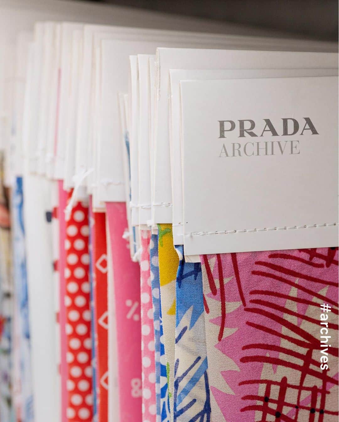 プラダさんのインスタグラム写真 - (プラダInstagram)「Our #PradaArchives store more than 27,000 original textiles. Prints are an iconic element for #Prada: here, our creativity is preserved to become an endless reference for present and future collections.  Find out more at the link in bio.  #PradaGroupRemix #PradaGroup」10月11日 22時02分 - prada