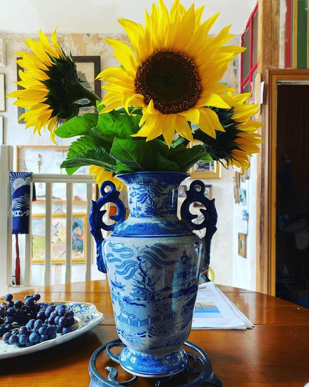 JULIEN D'YSさんのインスタグラム写真 - (JULIEN D'YSInstagram)「Tournesols coupé hier 🌻🌻🌻🌻🌞 #love #nature#beauty #brittanyhome #october11.2020 soon painting 🧑‍🎨 #chinavase #」10月11日 22時02分 - juliendys