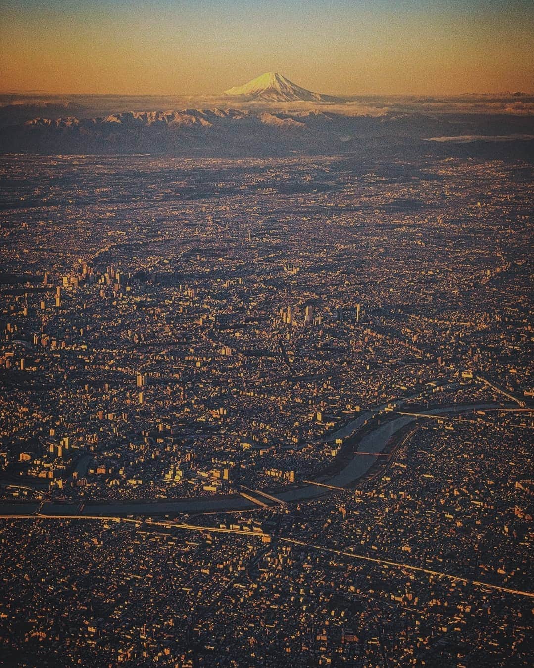 Berlin Tokyoのインスタグラム：「Mt. Fuji stands proudly in the morning sun, soaring over the nation’s capital. . . . #hellofrom #Tokyo, #japan」