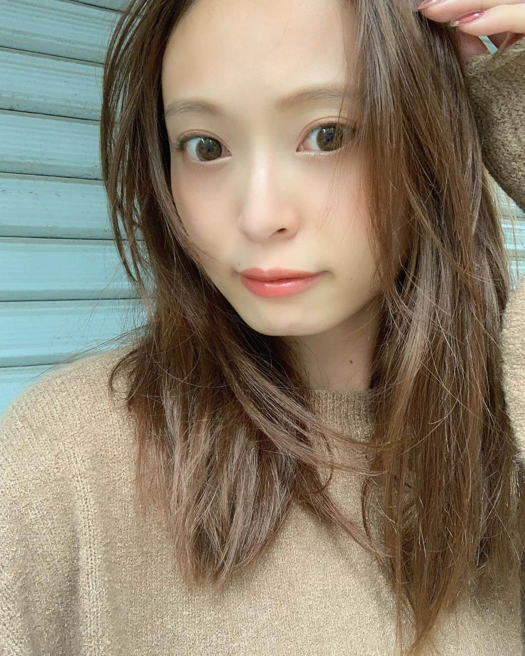 榊本麻衣さんのインスタグラム写真 - (榊本麻衣Instagram)「♡♡﻿ ﻿ ﻿ 久々にカラコンをつけたよ🥺♡﻿ ﻿ ﻿ アイジェニックのサイトで﻿ 顔タイプ診断してみたら﻿ 私はフレッシュタイプだったよ〜💕﻿ ﻿ ﻿ フレッシュタイプに似合う﻿ セピアミストをつけてたよ🥴﻿ ﻿ ﻿ 2枚目が目のアップでわかりやすいかも✩﻿ 光に当たった感じがちゅるんってしてて﻿ 凄く綺麗よねっ🤭﻿ ﻿ ﻿ ナチュラルに盛れて透明感がある(´˘`＊)✨﻿ ﻿ 着け心地もコスパもいい🙆‍♀️！！﻿ ﻿ ﻿ カラコンの色に悩んだ時とか﻿ 診断で選べるの有難いよね⭐﻿ ﻿ ﻿ #セピアミスト #アイジェニック #アイジェニックバイエバーカラー #eyegenic  #エバーカラー #新木優子 #ゆんぴょ #カラコンレポ ＃カラコンレビュー #カラーコンタクト #カラコン着画 #ナチュラルカラコン #ナチュラル系カラコン #ワンデーカラコン #おすすめカラコン #色素薄い系カラコン #盛れるカラコン #ブラウンカラコン #カラコン好きさんと繋がりたい #アイメイク #pr」10月11日 22時07分 - maipipii