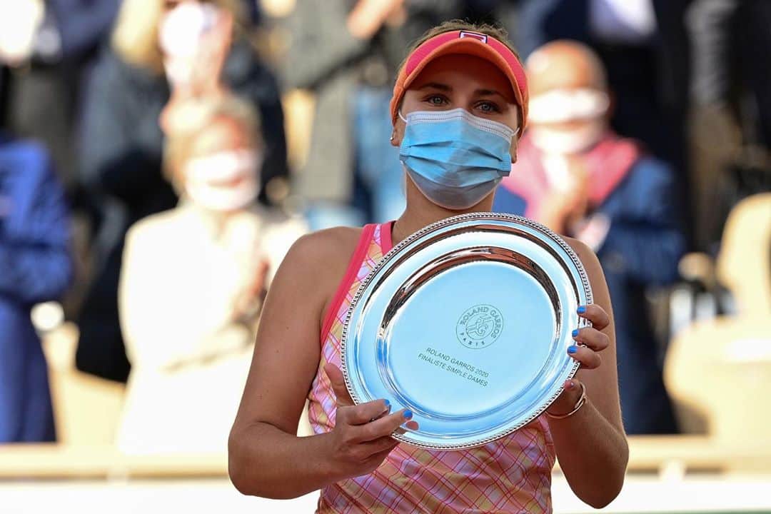 ソフィア・ケニンのインスタグラム：「I can’t even begin to sum up these past 2 weeks.. It has been really special! Paris is one of the cities that I love and I can say that I enjoy playing on the clay! I’m grateful to have played in my second grand slam final this year, of course I wish I would’ve won yesterday, but @iga.swiatek played a great match. It was nice to play in front of you all these past 2 weeks given the whole circumstance.. I’m going to take all the positives I had here and keep working hard to improve. I miss my fans very much and I can’t wait to see you guys in 2021!❤️」